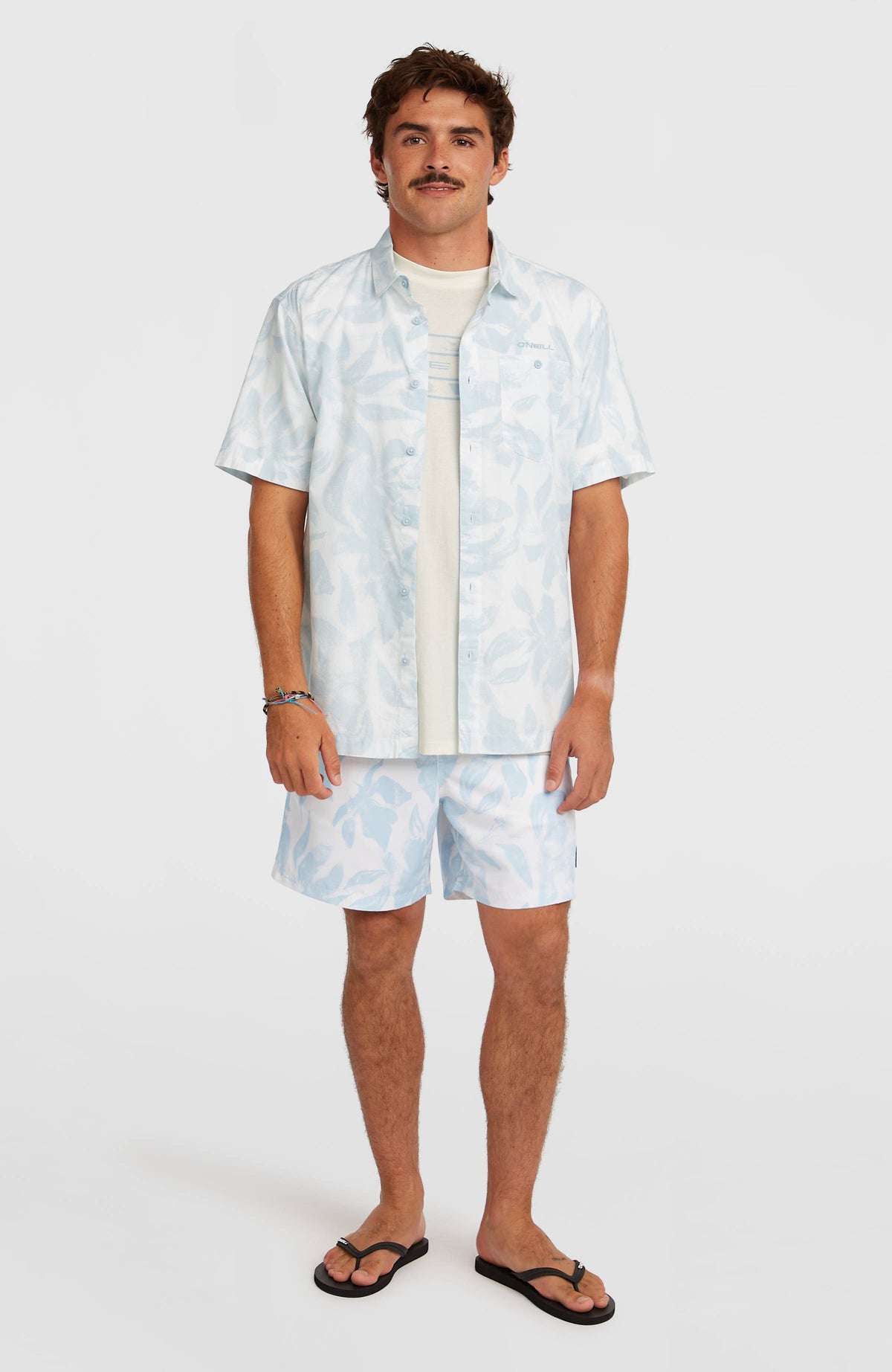 Print Shirt für Herren, weiß mit Blumenmuster in Hellblau, Ganzkörperansicht am Model in Kombination mit Shorts