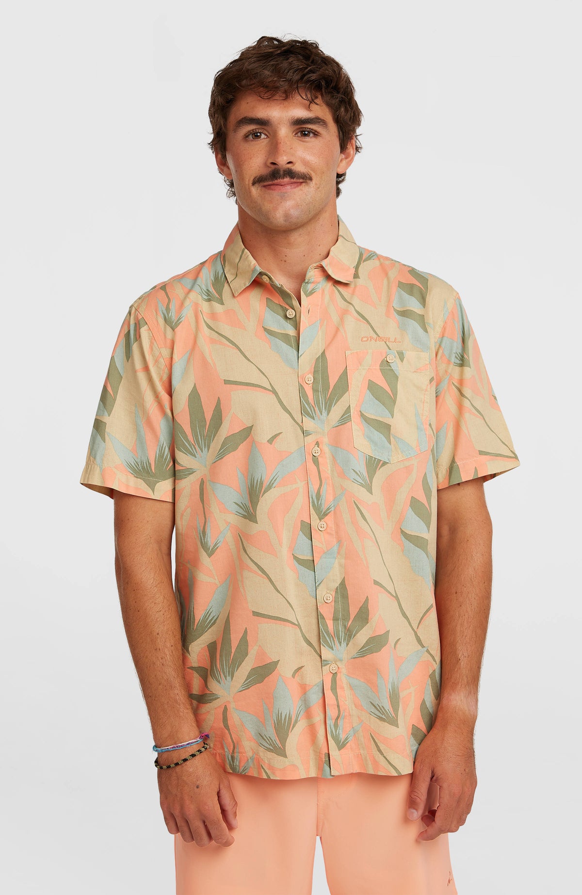 O'Neill Print Shirt Kurzarmhemd für Herren, orange mit Pflanzenmuster in Beige und Grün, Vorderansicht am Model