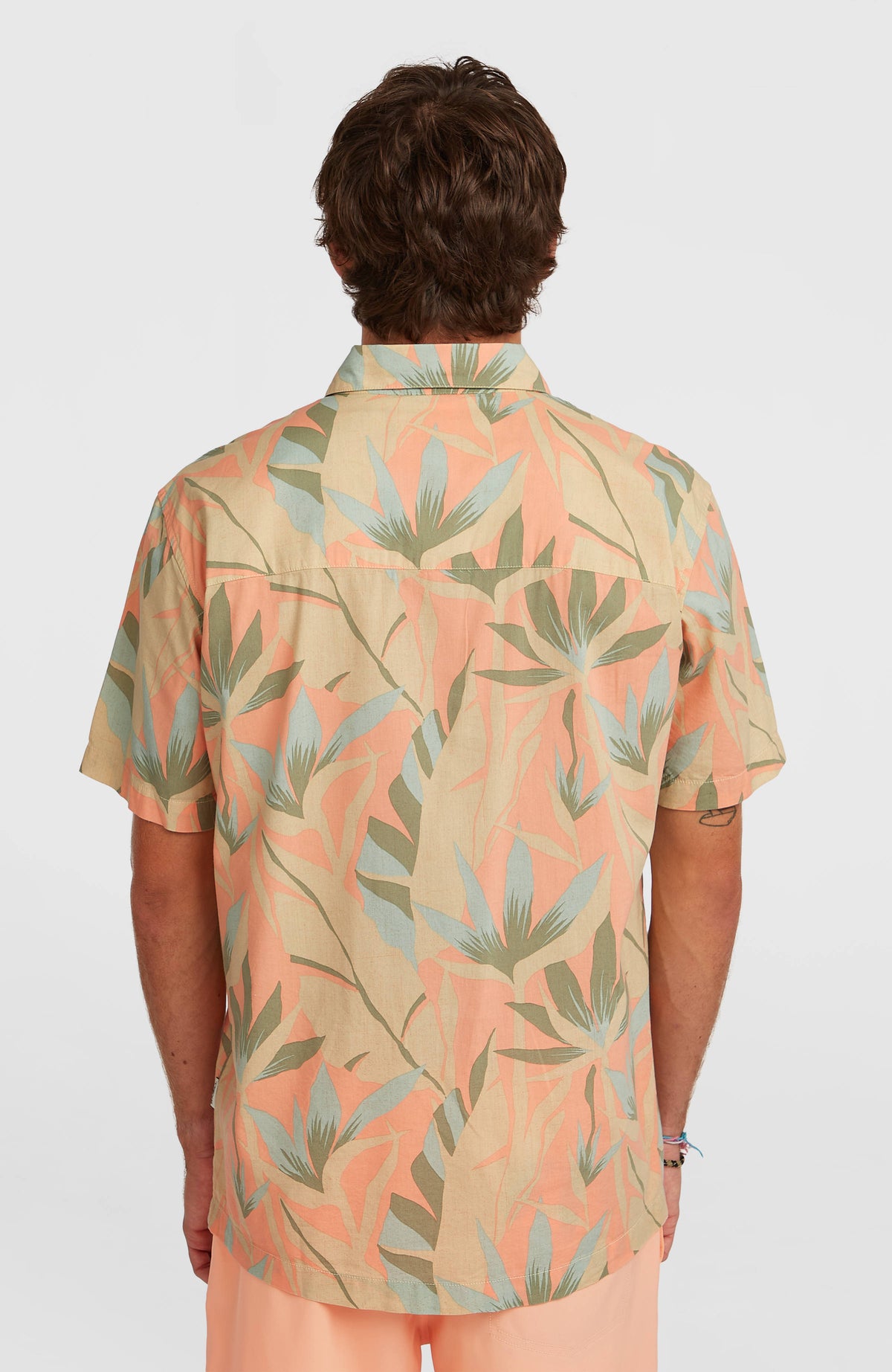 Print Shirt Kurzarmhemd für Herren, orange mit Pflanzenmuster in Beige und Grün, Rückansicht am Model