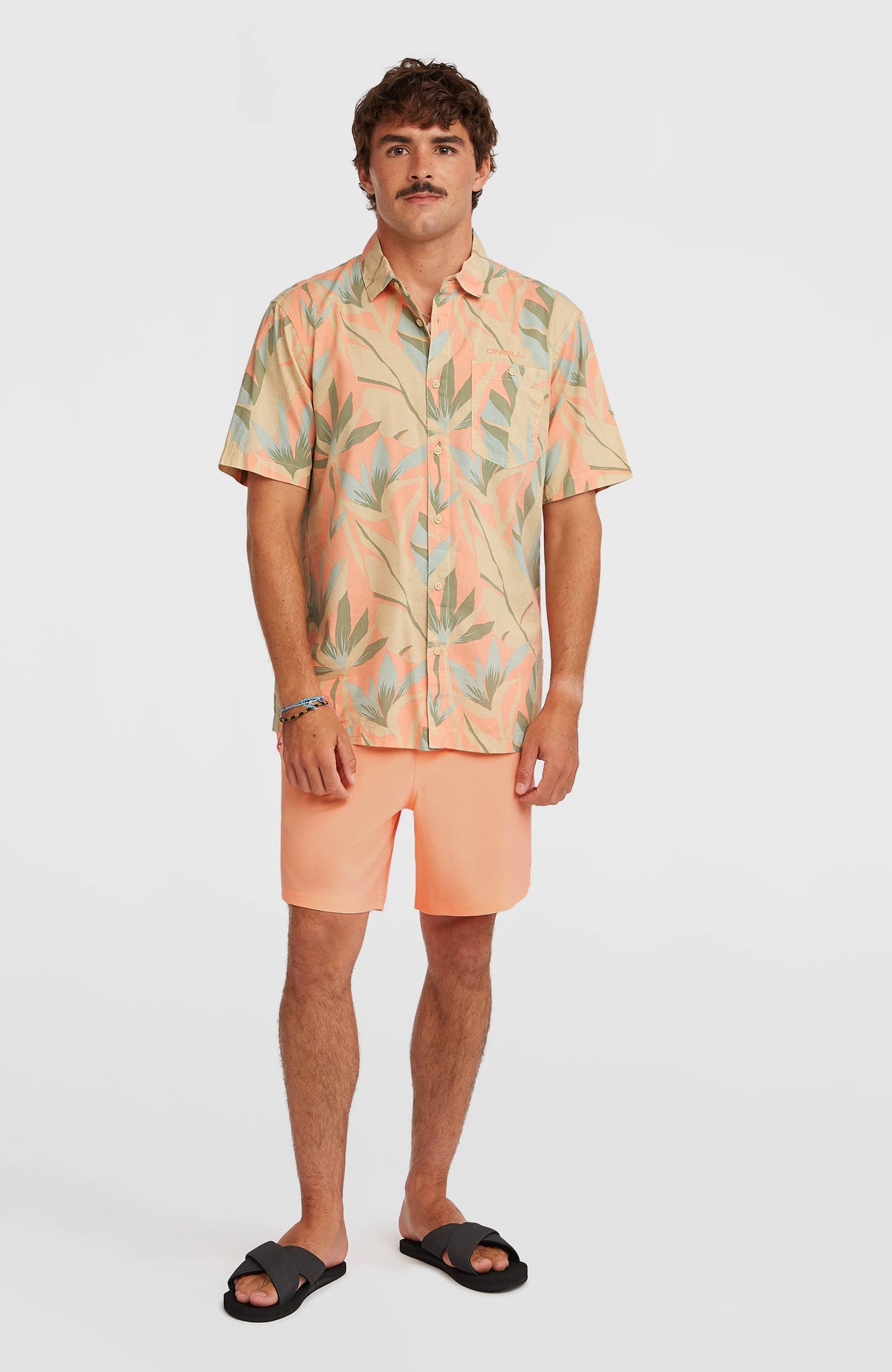 Print Shirt Kurzarmhemd für Herren, orange mit Pflanzenmuster in Beige und Grün, Ganzkörperansicht am Model