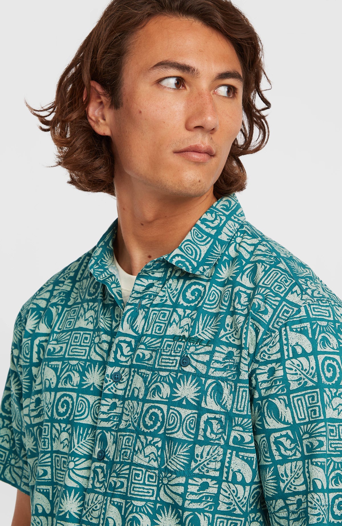 Print Shirt für Herren, blau mit Grafikmuster in Weiß, Nahaufnahme von Kragen und Brusttasche am Model
