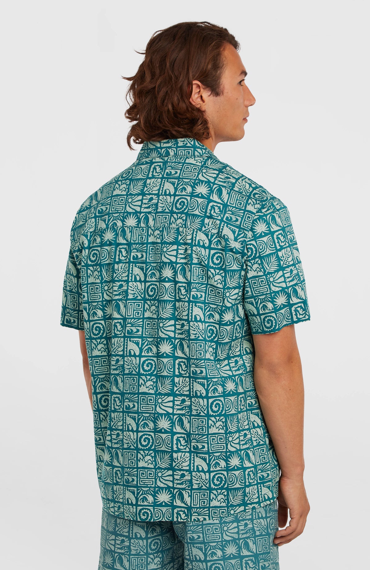 Print Shirt für Herren, blau mit Grafikmuster in Weiß, Rückansicht am Model