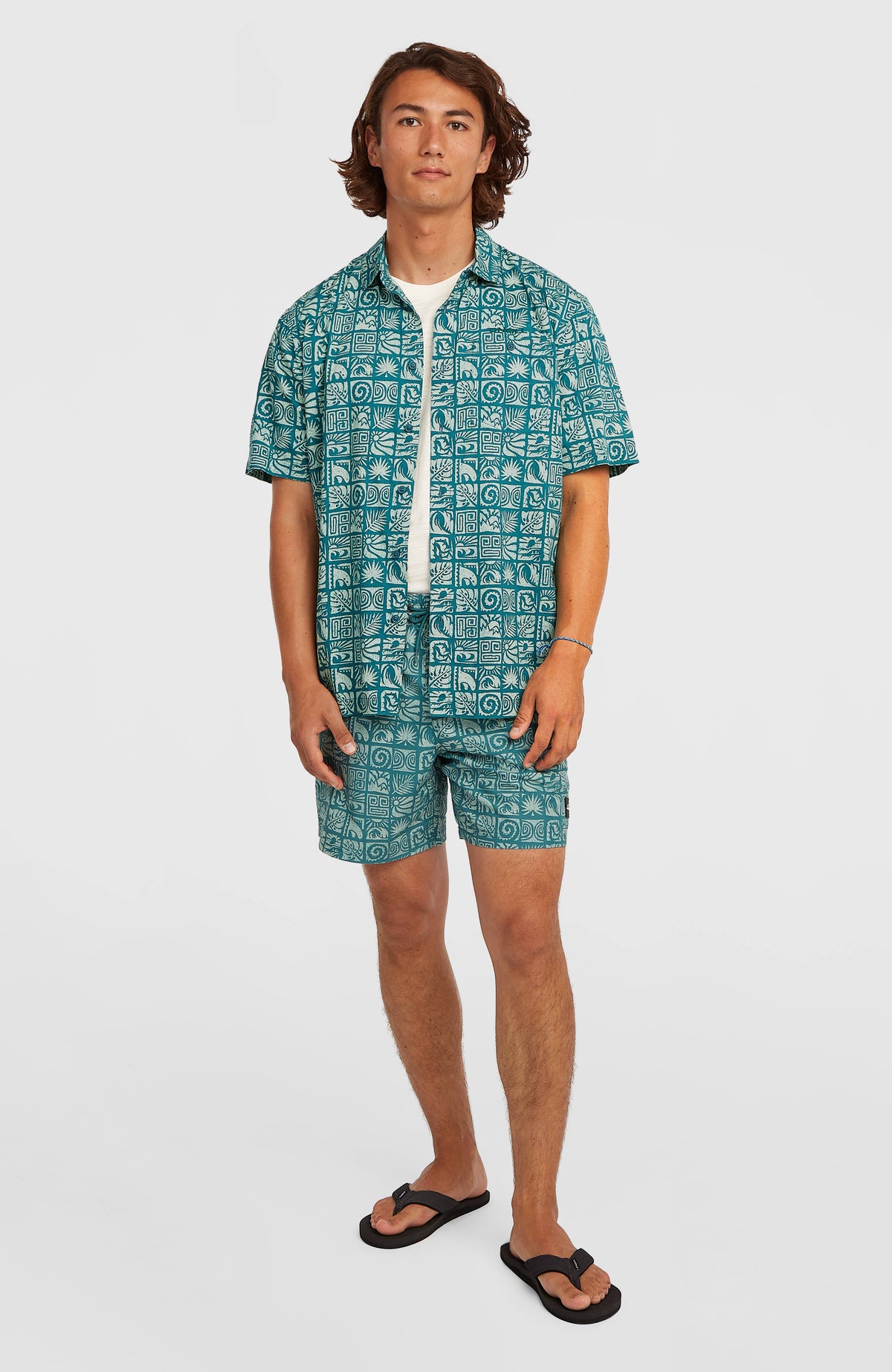 Print Shirt für Herren, blau mit Grafikmuster in Weiß, Ganzkörperansicht am Model, offen getragen