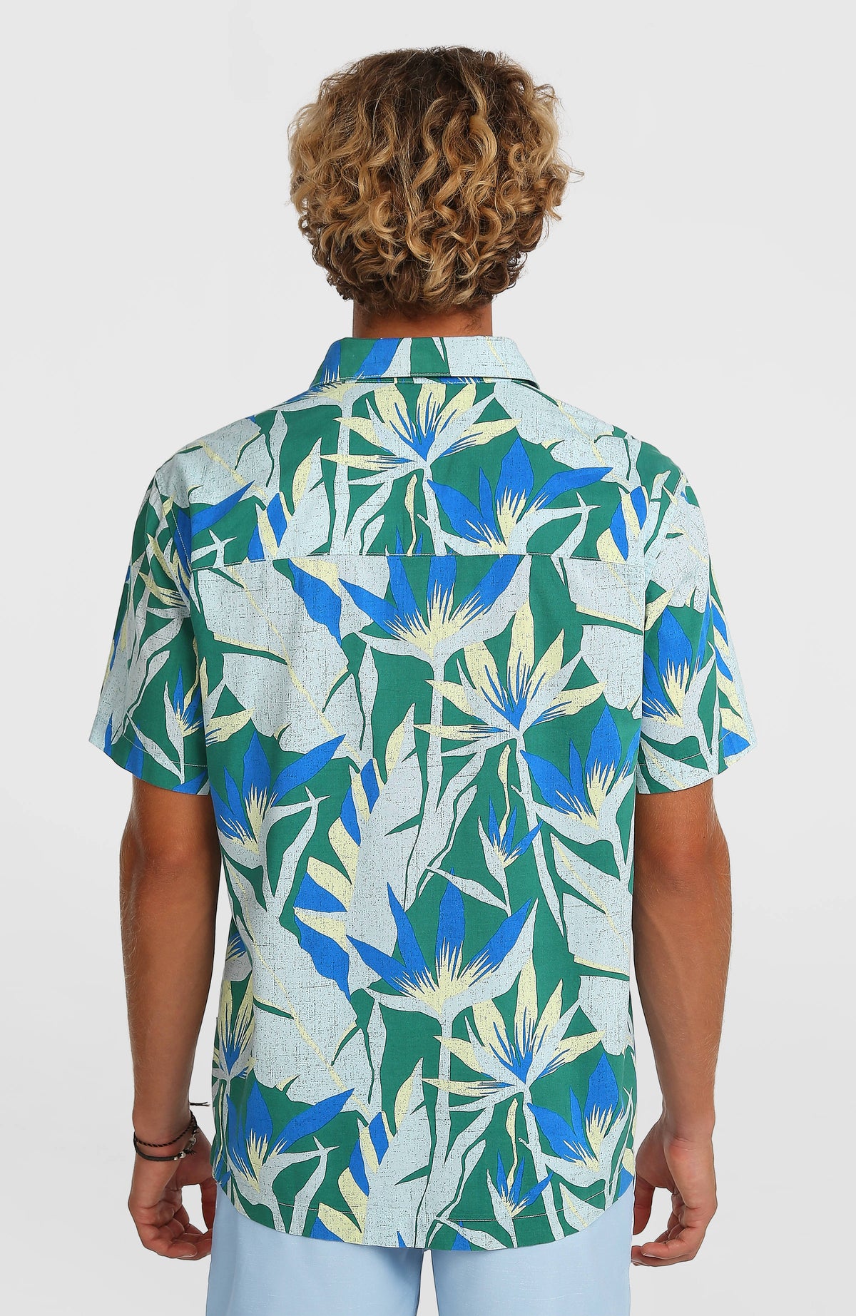 Print Shirt Kurzarmhemd für Herren, blau mit Tropenmuster in Grün und Gelb, Rückansicht getragen am Model
