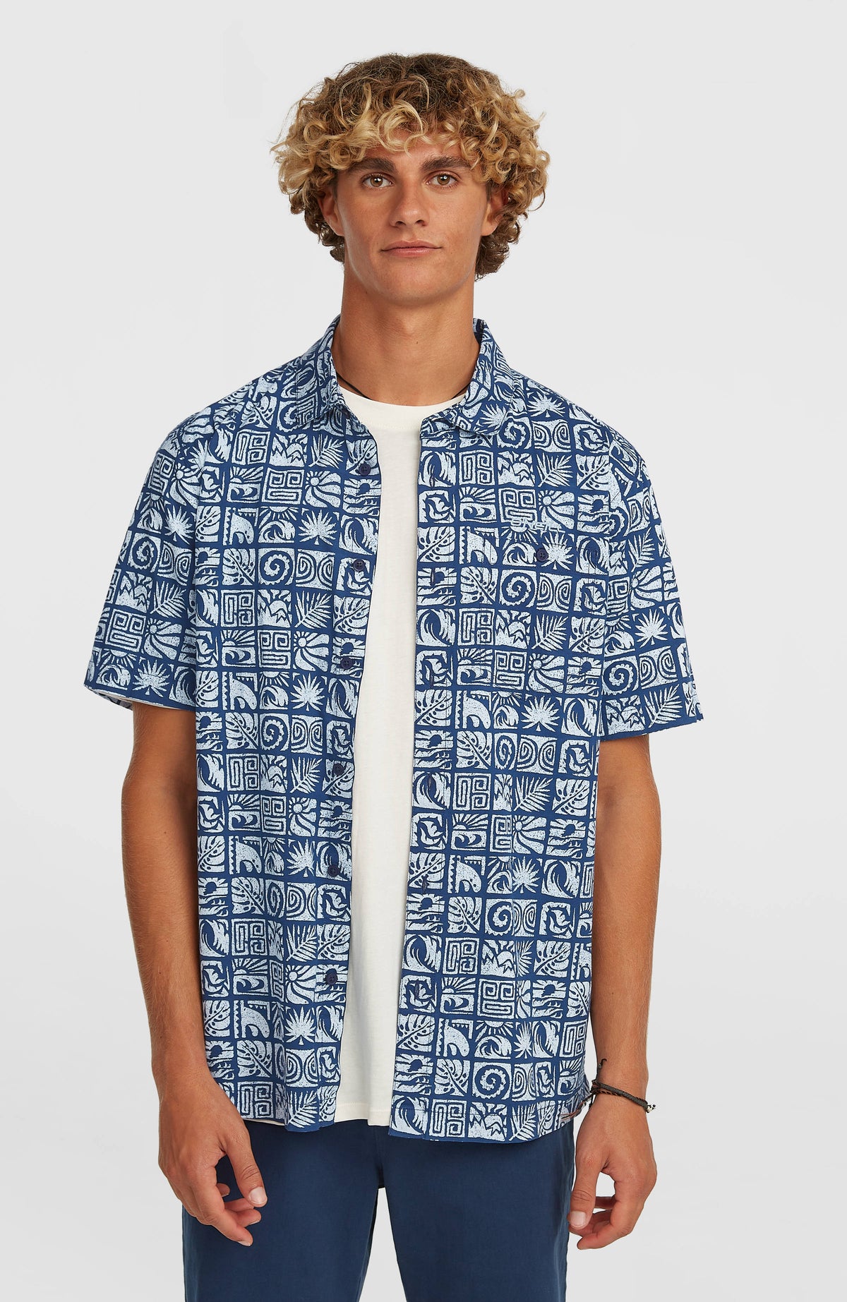O'Neill Print Shirt für Herren, blau mit Grafikmuster in Hellblau, Vorderansicht am Model