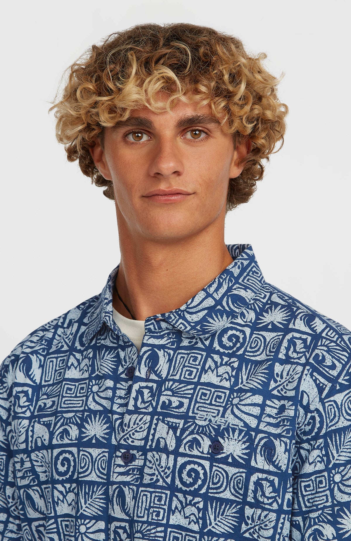 Print Shirt für Herren, blau mit Grafikmuster in Hellblau, Nahaufnahme von Kragen und Brusttasche