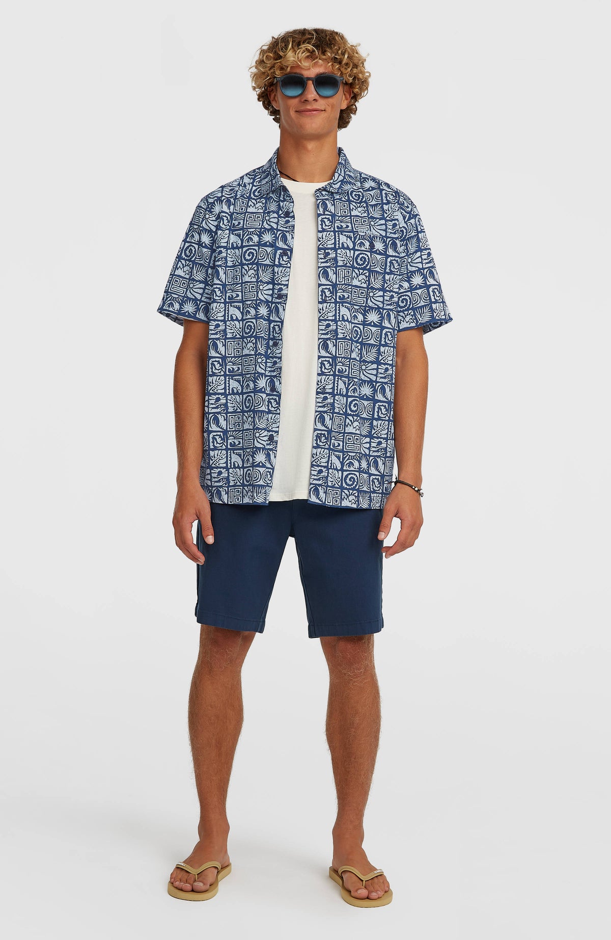 Print Shirt für Herren, blau mit Grafikmuster in Hellblau, Ganzkörperansicht am Model