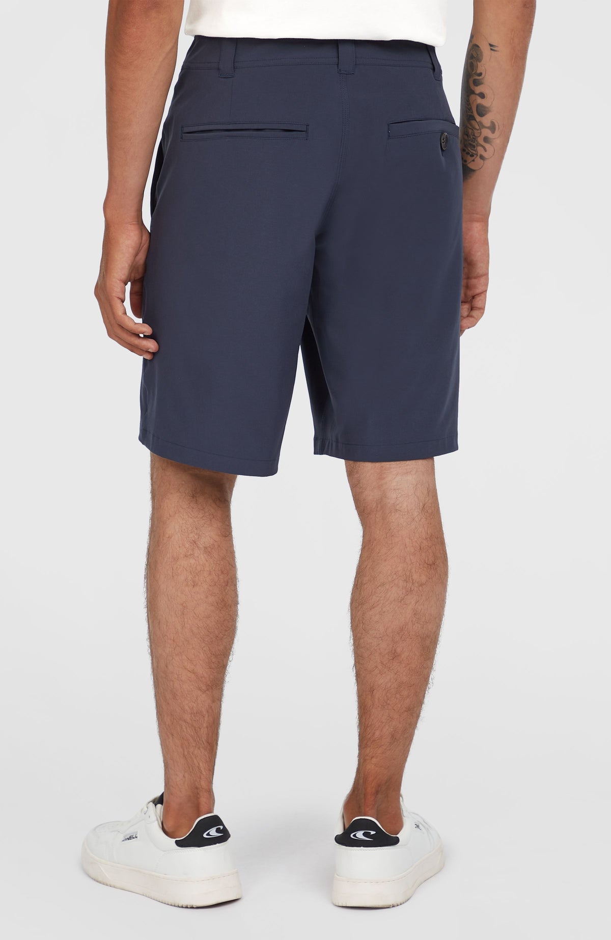 Hybrid 19" Chino-Shorts für Herren, blau, Rückansicht am Model mit eingelassener Gesäßtasche mit Knopf