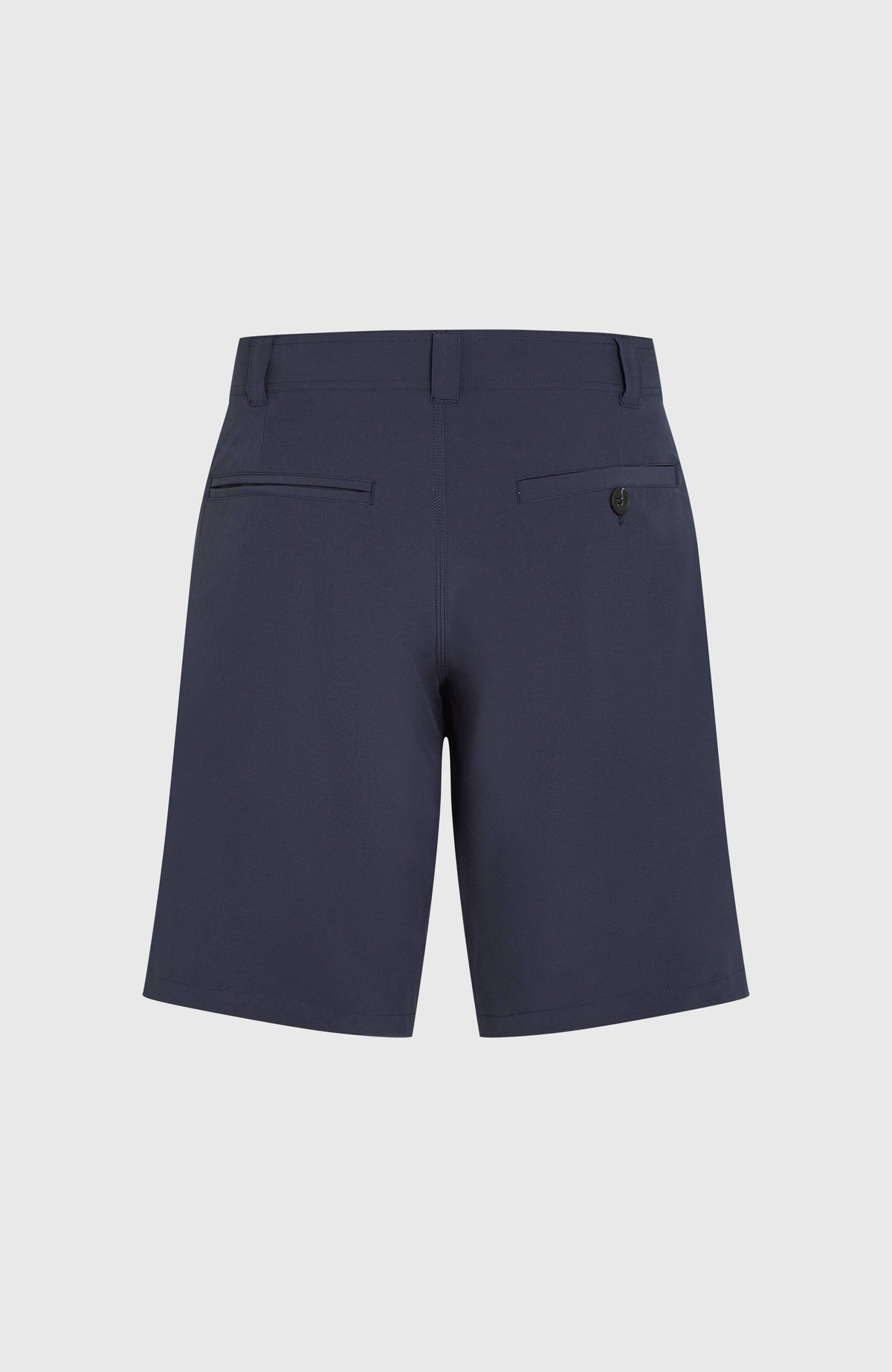Blaue Hybrid 19" Chino-Shorts für Herren, freigestellt von hinten mit geknöpfter Gesäßtasche