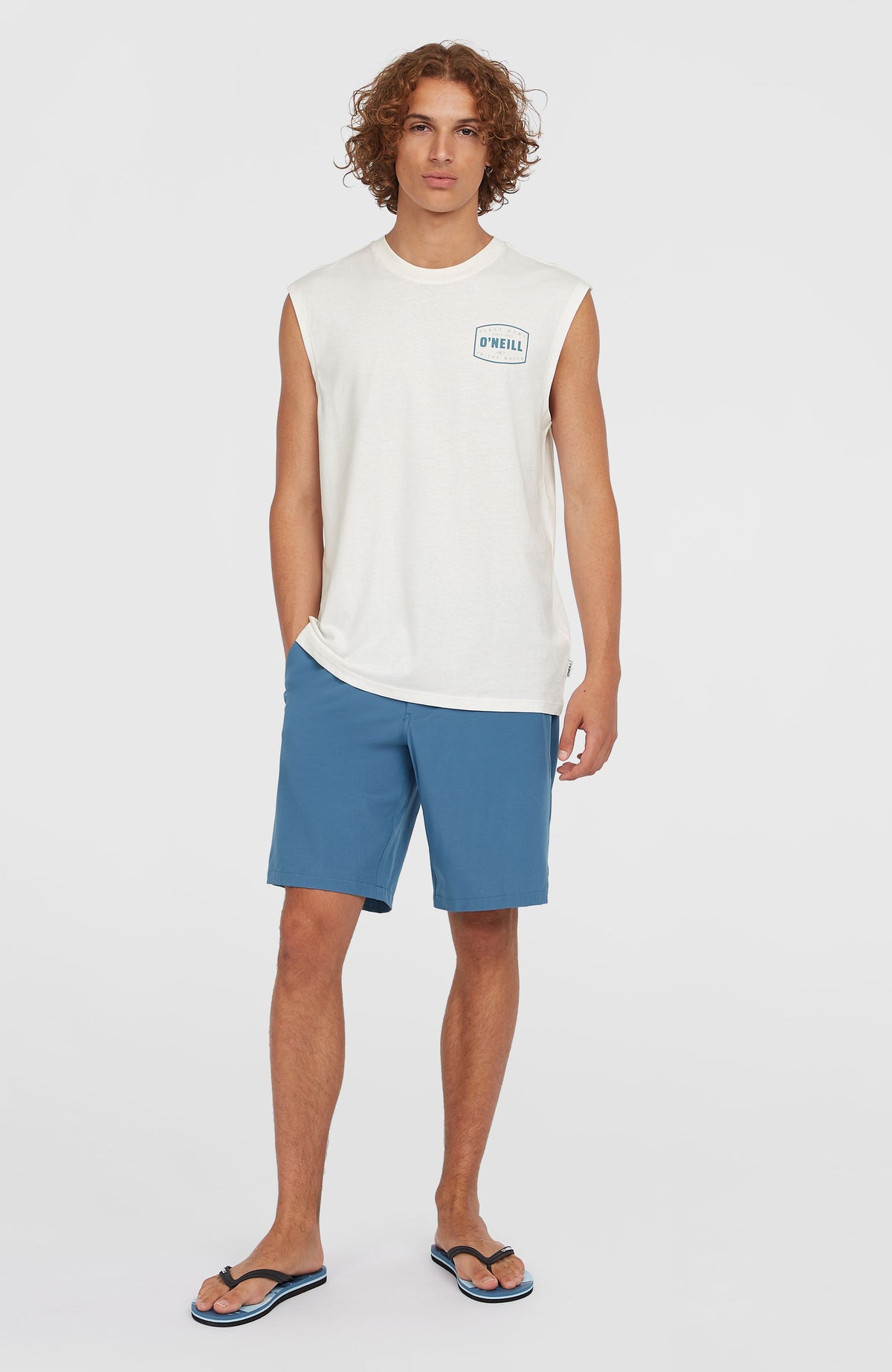 O'Neill Hybrid 19" Chino-Shorts für Herren, blau, getragen am Model in der Ganzkörper-Vorderansicht
