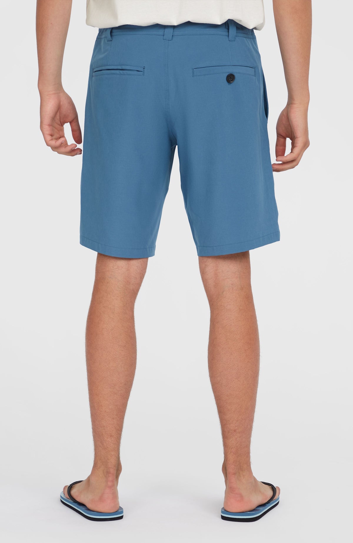Hybrid 19" Chino-Shorts für Herren, blau, Rückansicht am Model mit Fokus auf die geknöpfte Gesäßtasche