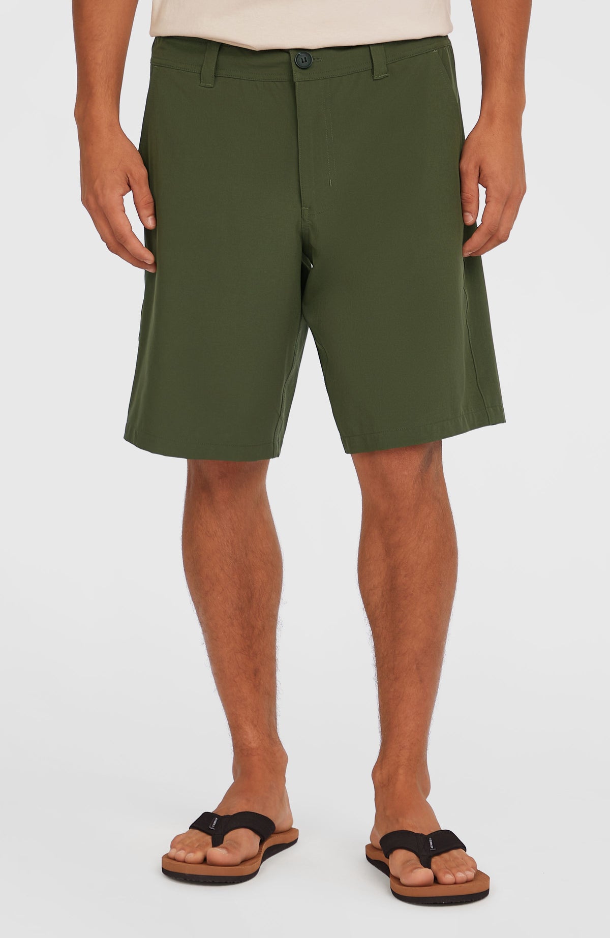 Grüne Hybrid 19" Chino-Shorts für Herren, Vorderansicht am Model mit Fokus auf Bund und Knopfverschluss