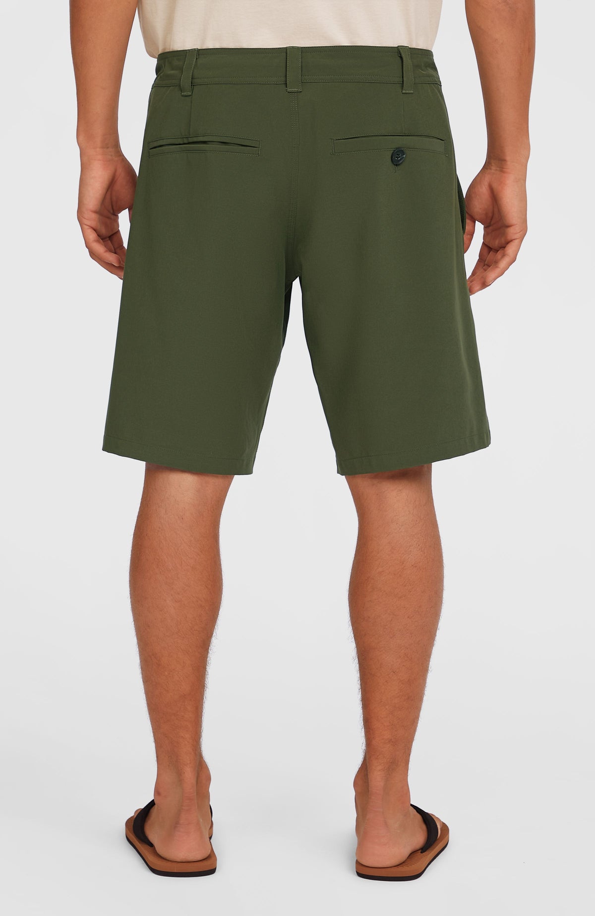 Grüne Hybrid 19" Chino-Shorts für Herren, Rückansicht getragen am Model mit zwei Paspeltaschen