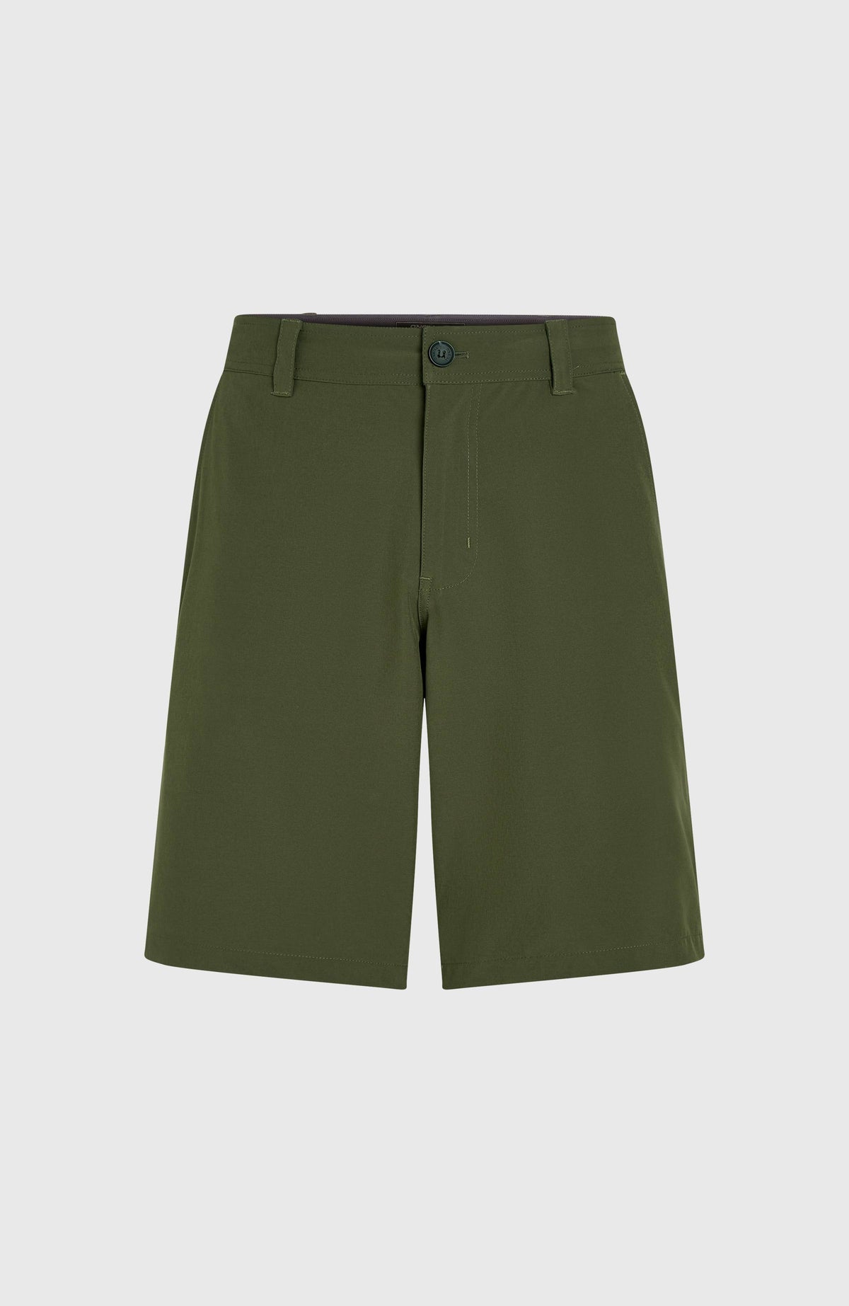 Grüne Hybrid 19" Chino-Shorts für Herren, freigestellt von vorne mit Gürtelschlaufen und Knopf am Bund