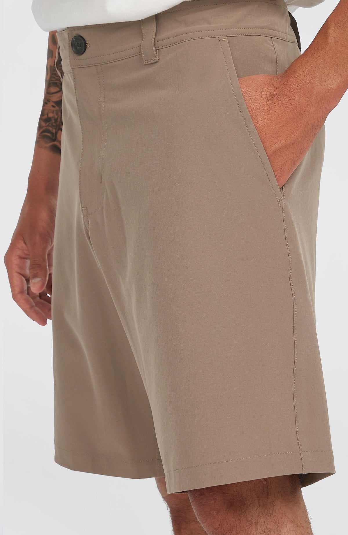 Nahaufnahme der seitlichen Eingrifftasche an den braunen Hybrid 19" Chino-Shorts