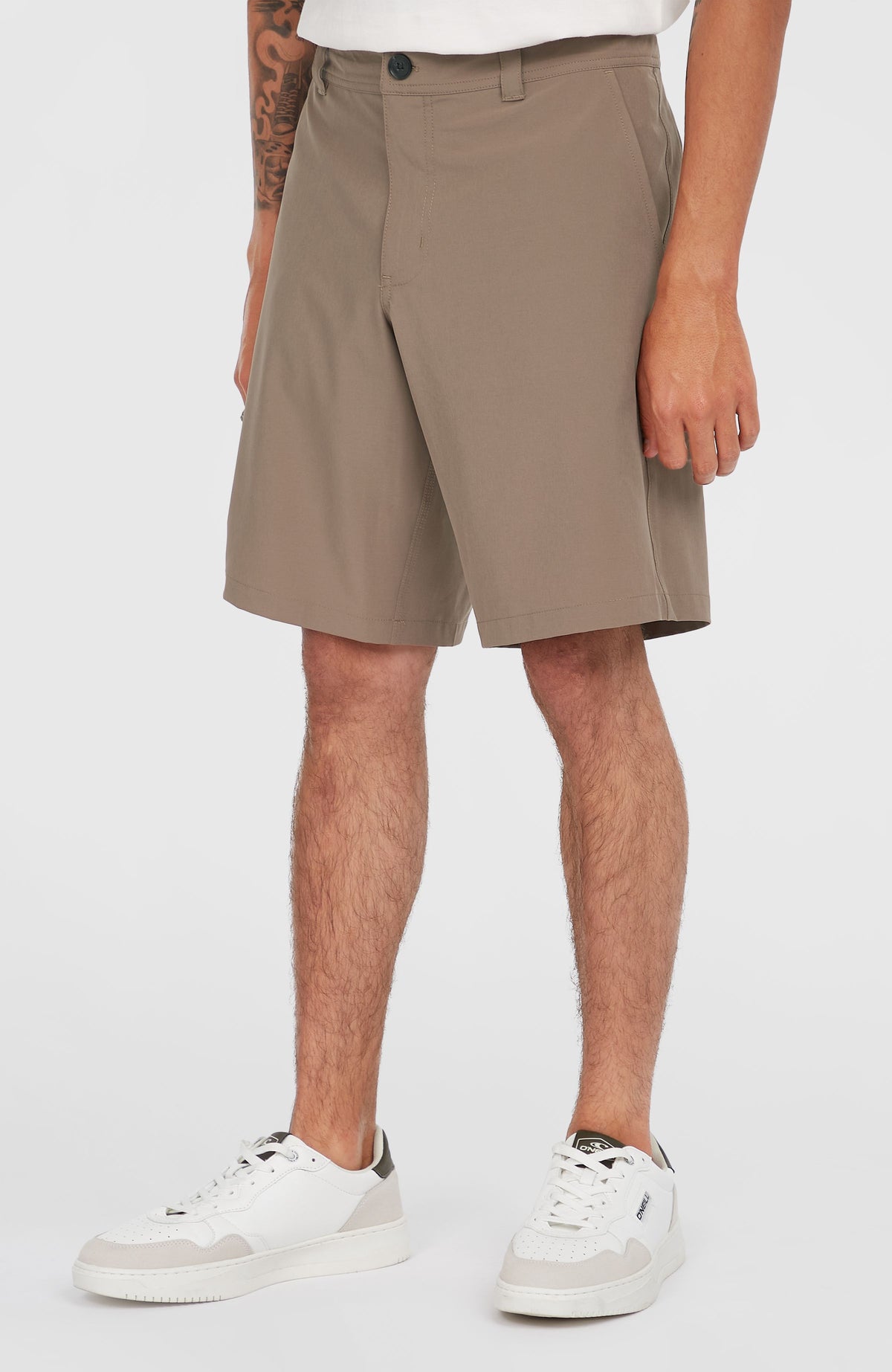 Hybrid 19" Chino-Shorts für Herren, braun, Halbansicht von vorne getragen am Model
