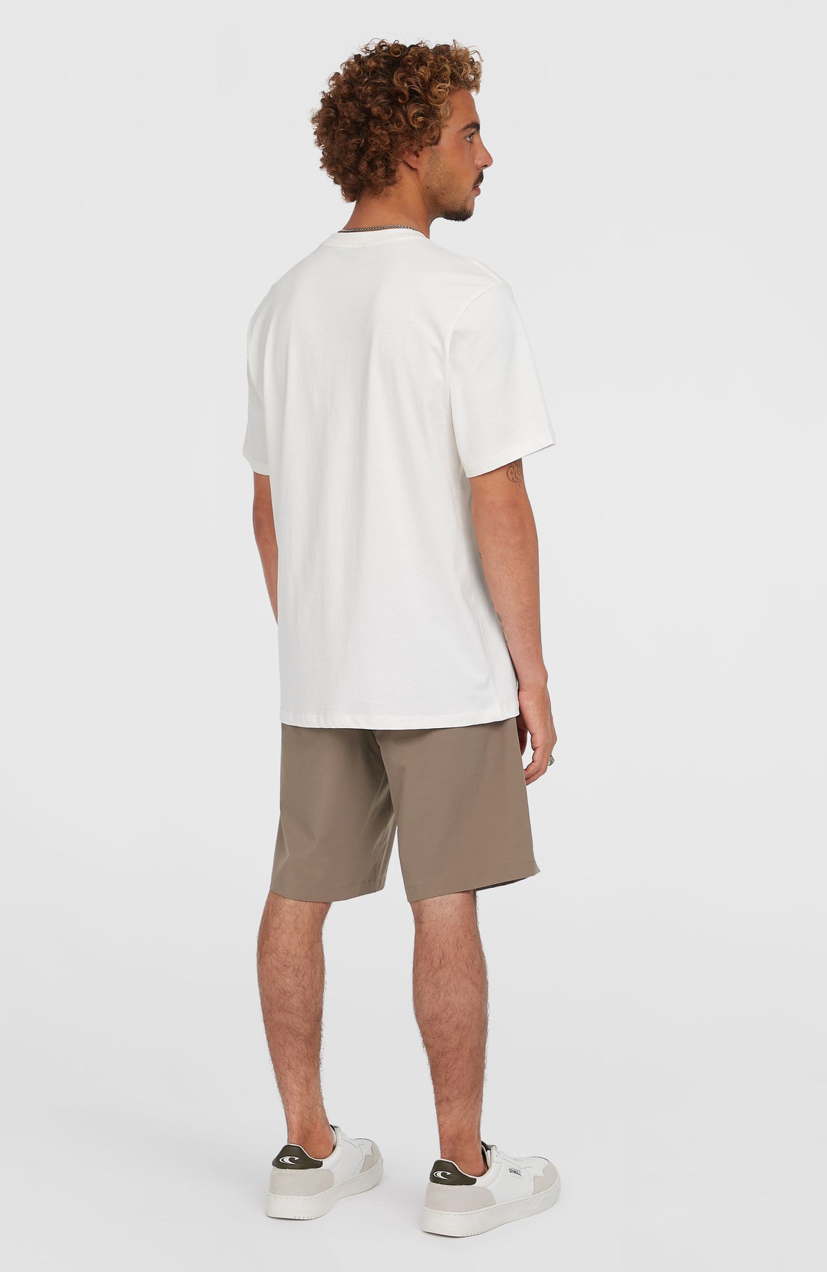 Hybrid 19" Chino-Shorts für Herren, braun, Ansicht von schräg hinten am Model