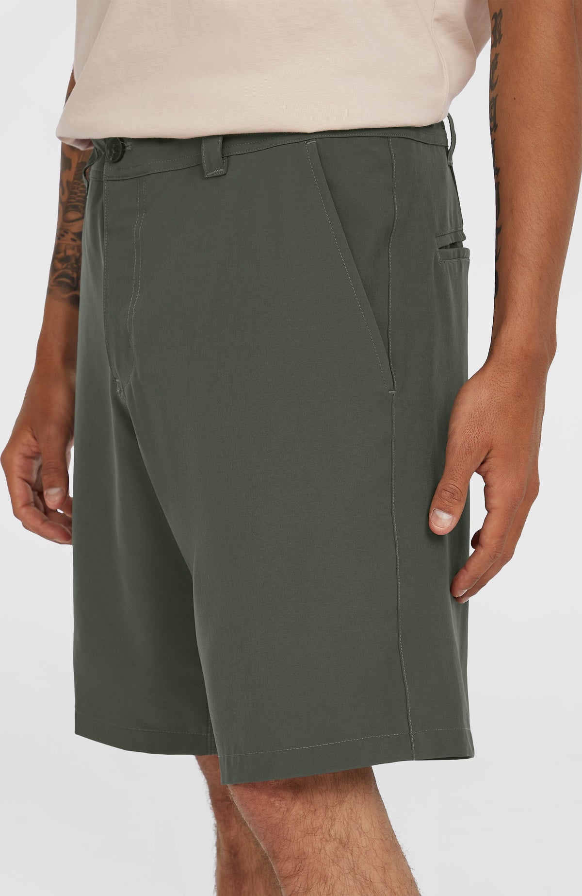 Hybrid 19" Chino-Shorts für Herren, grau, Nahaufnahme am Model mit Eingrifftasche und Bund