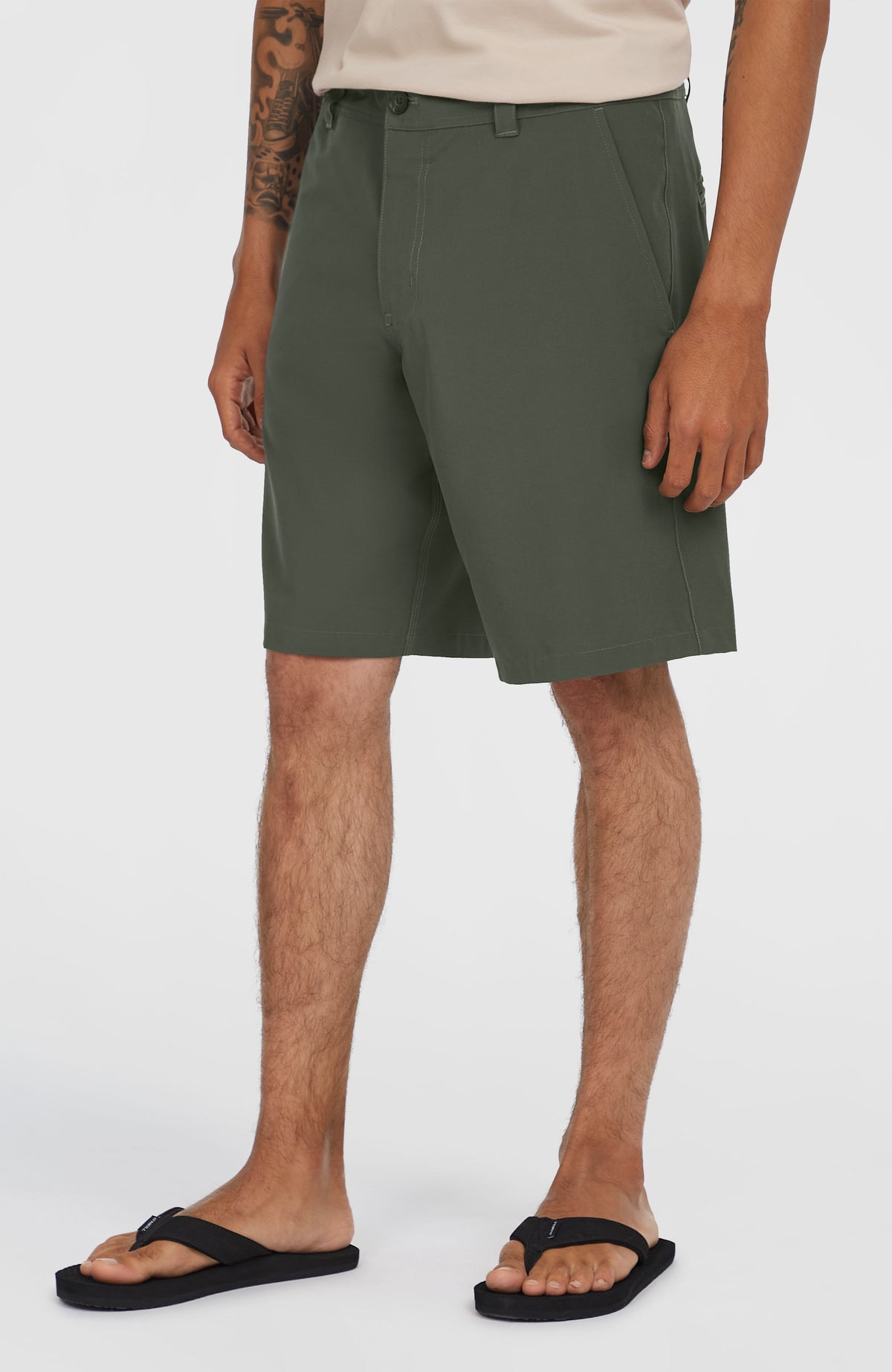 Hybrid 19" Chino-Shorts für Herren, grau, schräge Seitenansicht getragen am Model