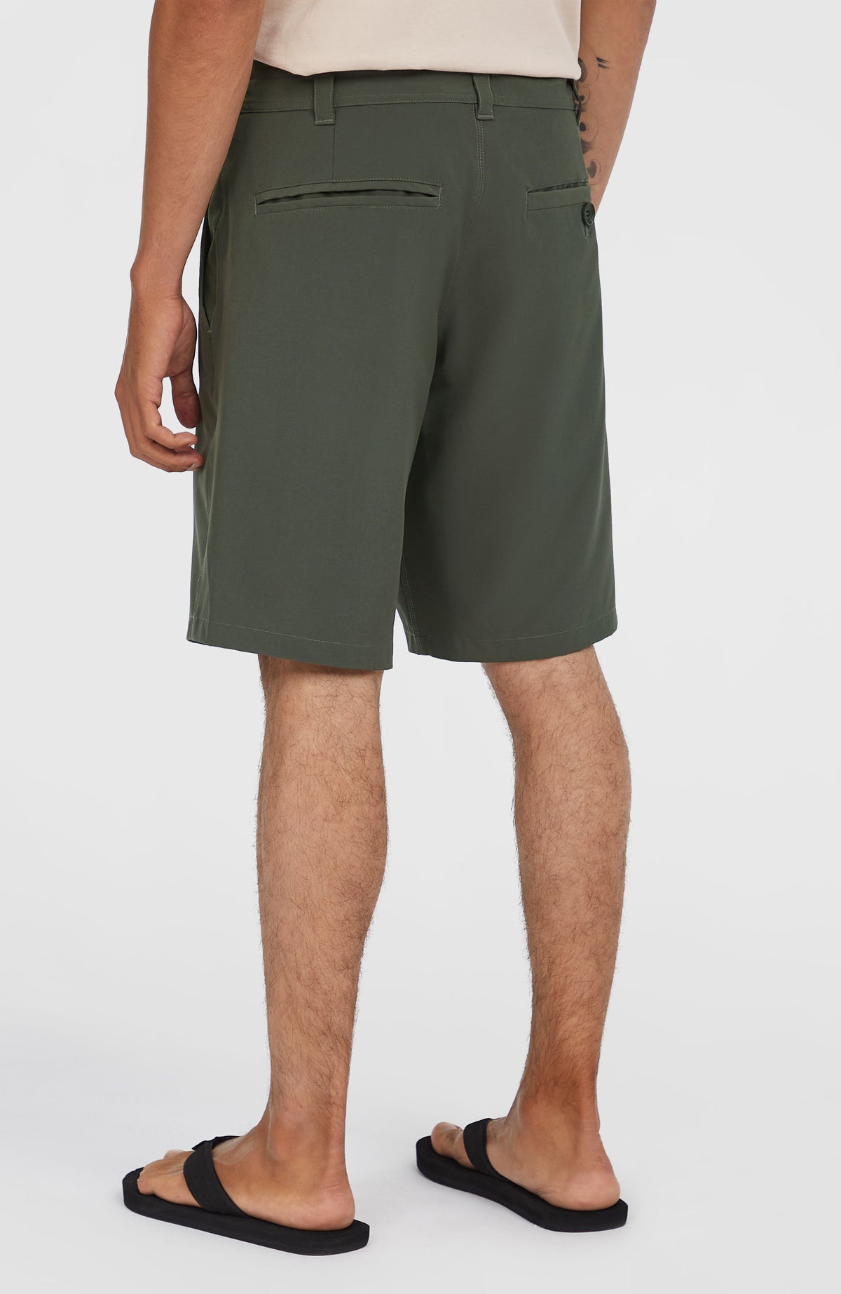 Graue Hybrid 19" Chino-Shorts für Herren, halbe Rückansicht am Model mit Gesäßtaschen