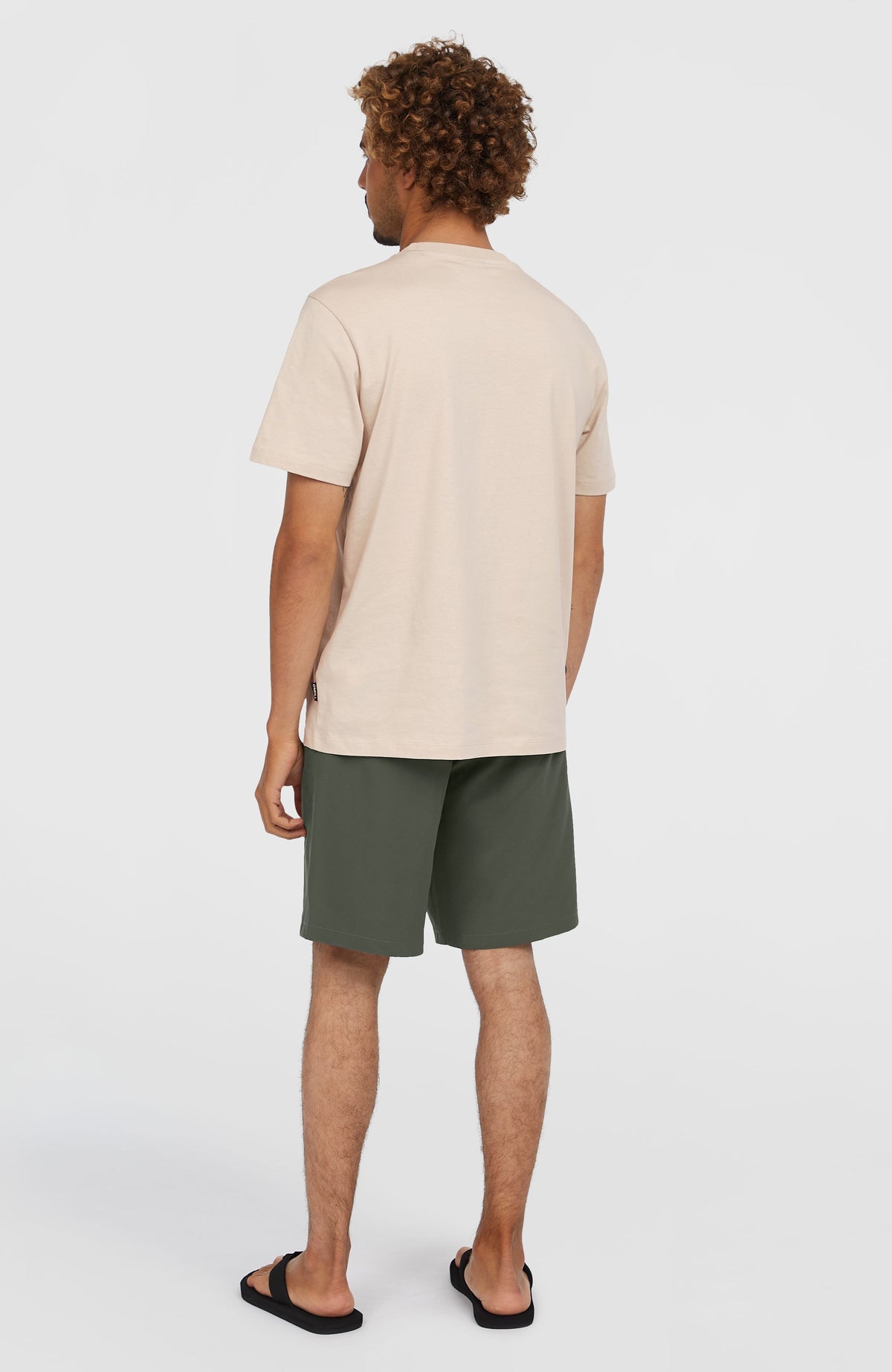 Hybrid 19" Chino-Shorts für Herren, grau, vollständige Rückansicht getragen am Model