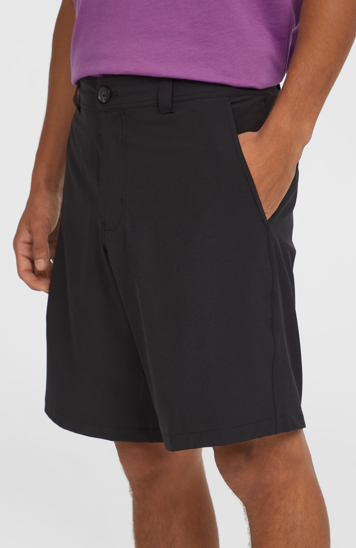 Hybrid 19" Chino-Shorts für Herren, schwarz, Halbprofil am Model, Fokus auf die seitliche Eingrifftasche