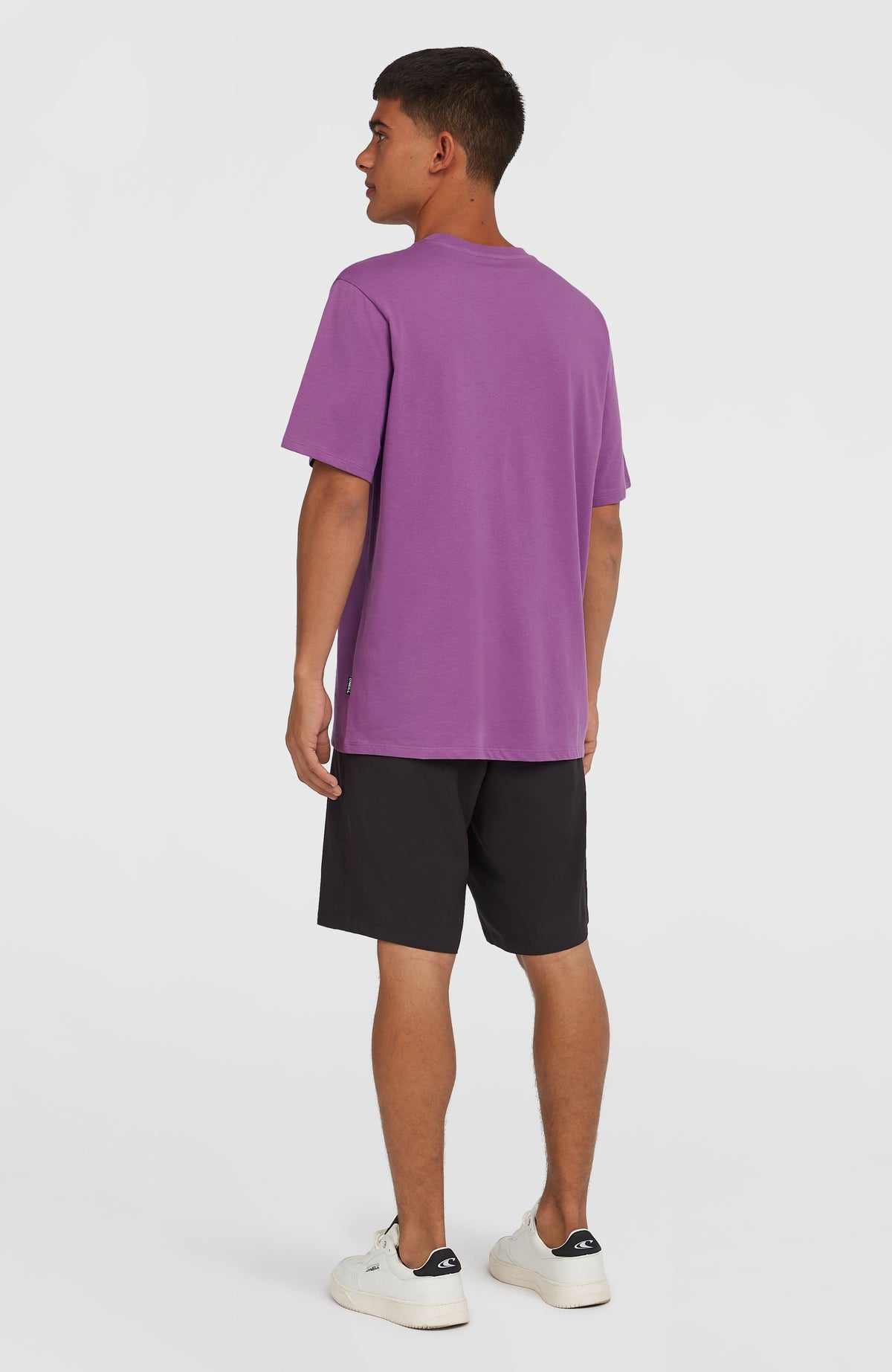 Hybrid 19" Chino-Shorts für Herren, schwarz, getragen am Model, Ganzkörperansicht von schräg hinten