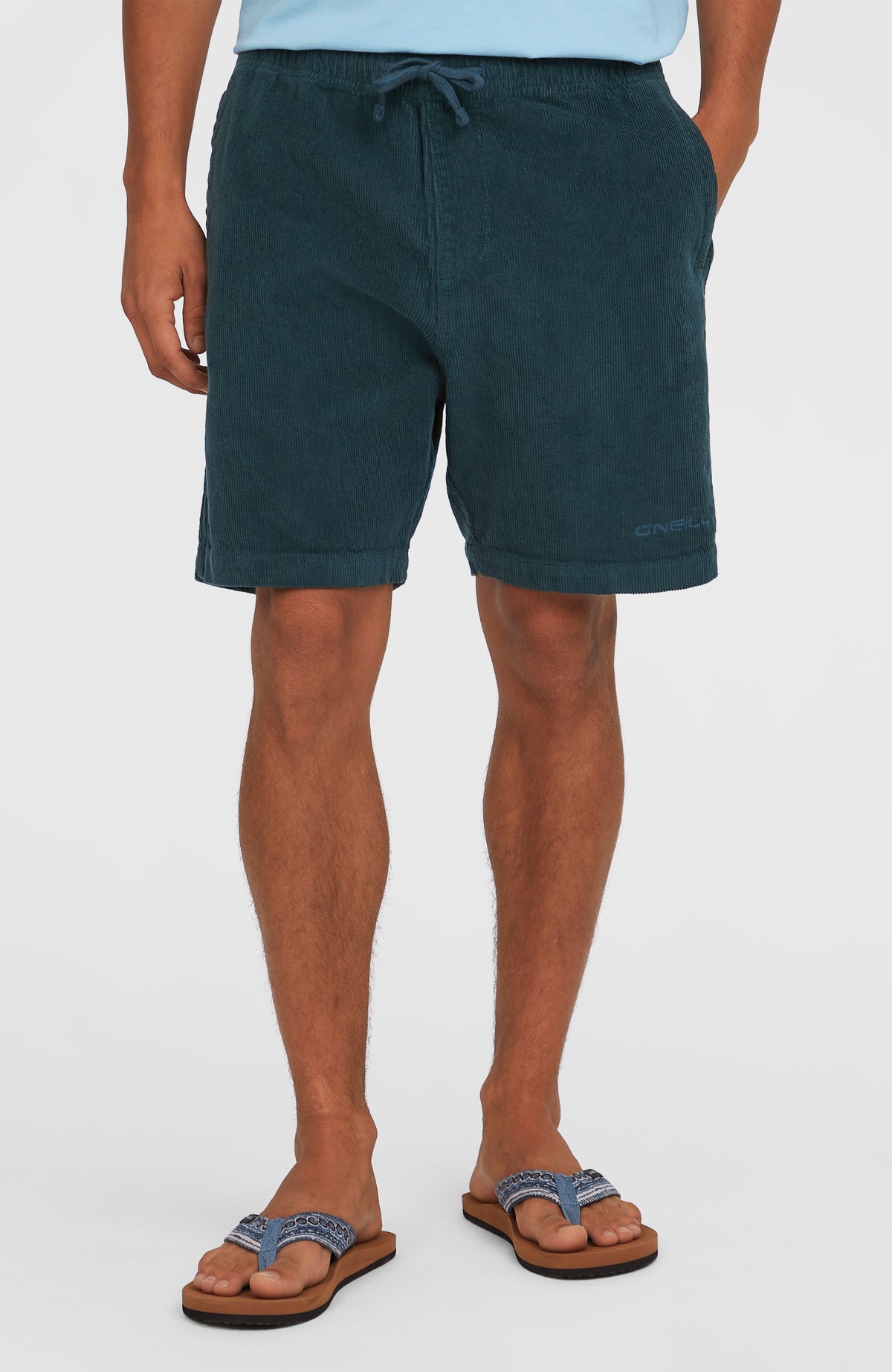 Cord-Shorts für Herren, blau, Vorderansicht am Model, elastischer Bund mit Kordelzug