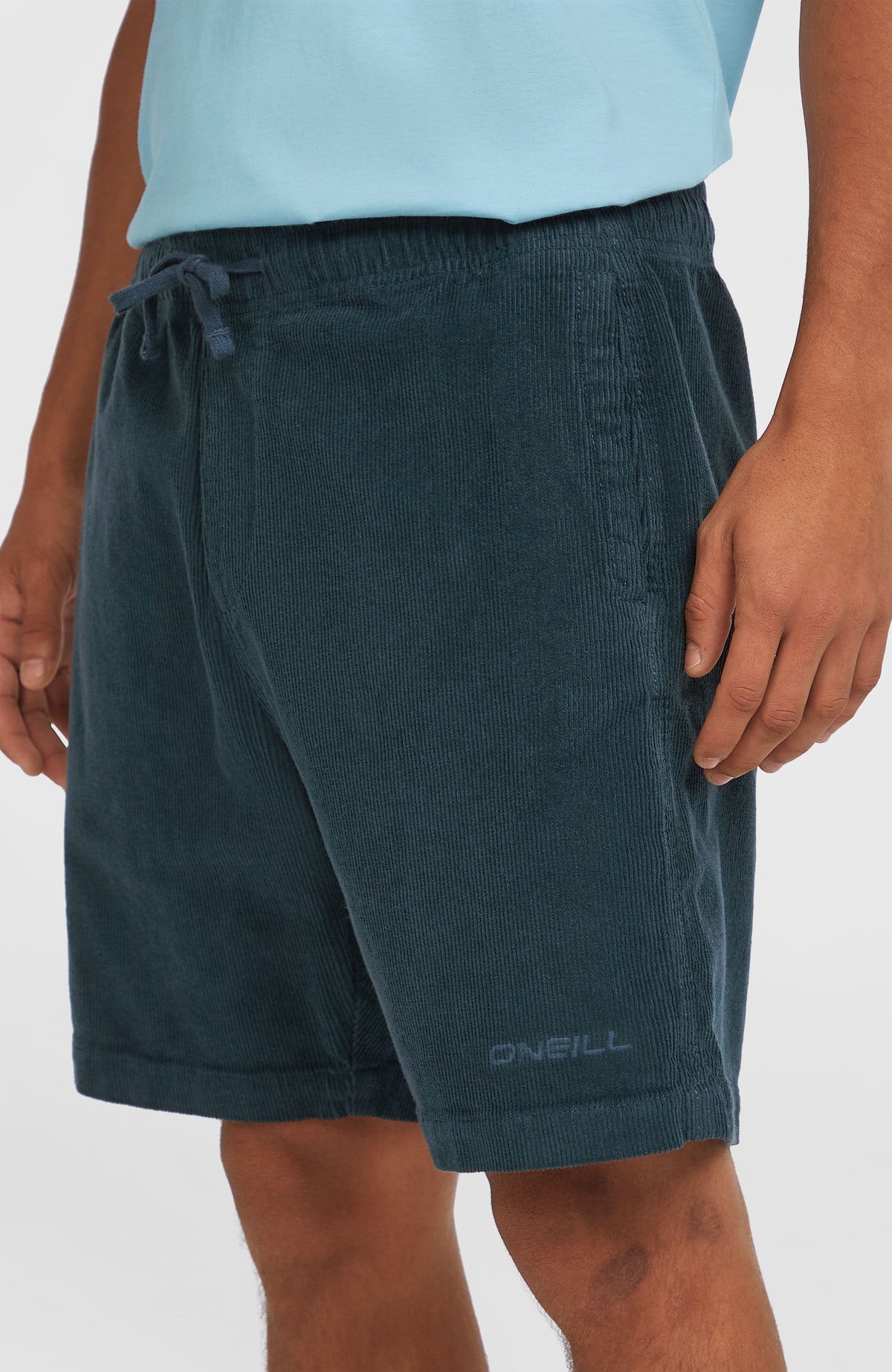 Cord-Shorts für Herren, blau, Seitenansicht am Model, dezente Logo-Stickerei am Saum