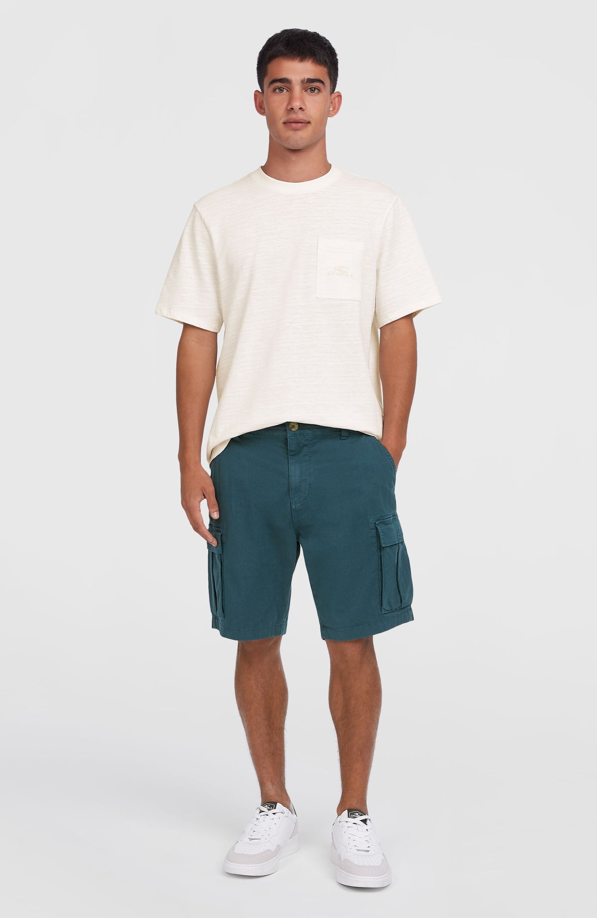 O'Neill Essentials Cargo-Shorts für Herren, blau, Vorderansicht getragen am Model, mit seitlichen Cargotaschen