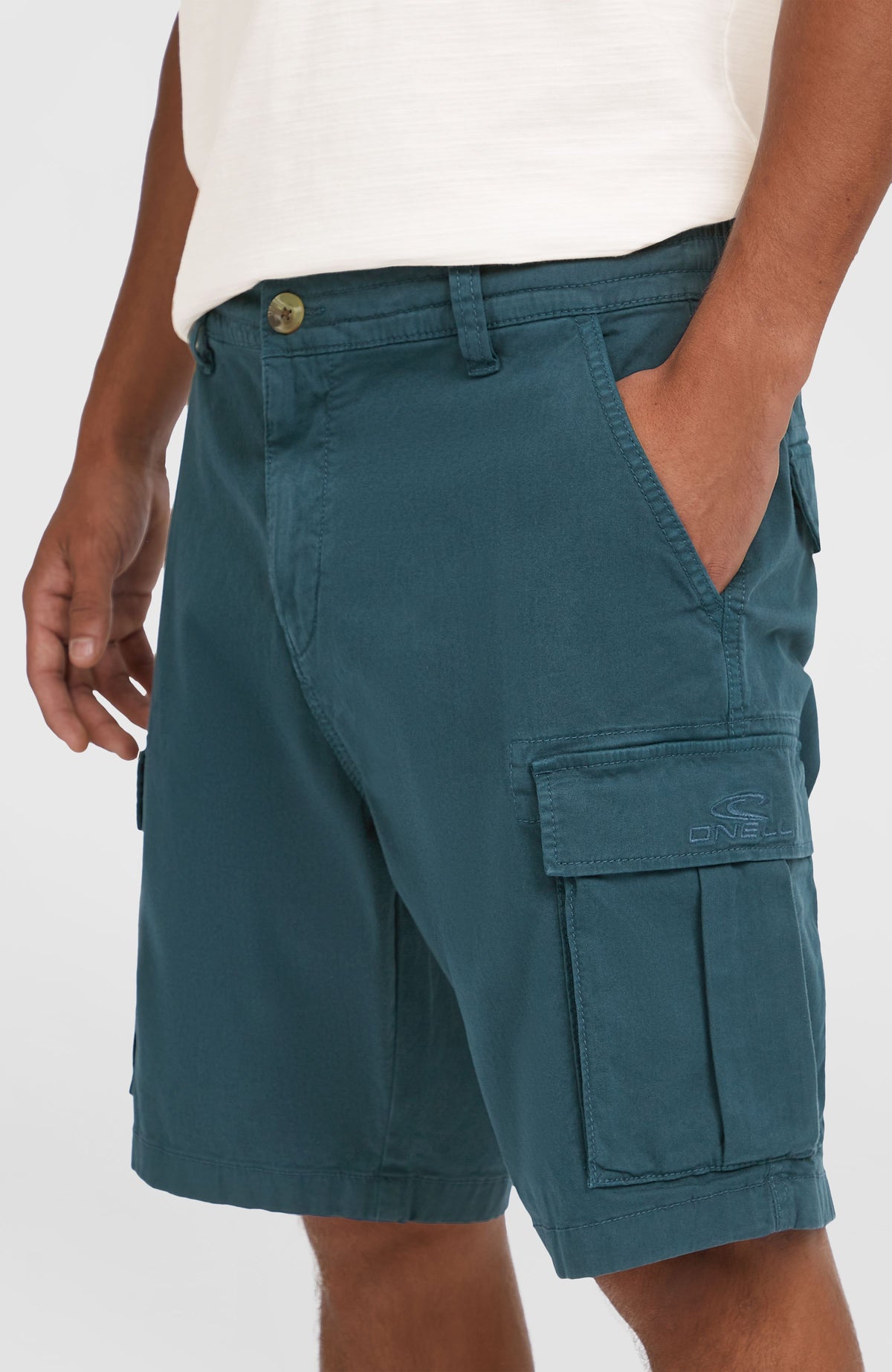 Nahaufnahme der blauen Essentials Cargo-Shorts für Herren, seitliche Cargotasche mit Logo-Stickerei