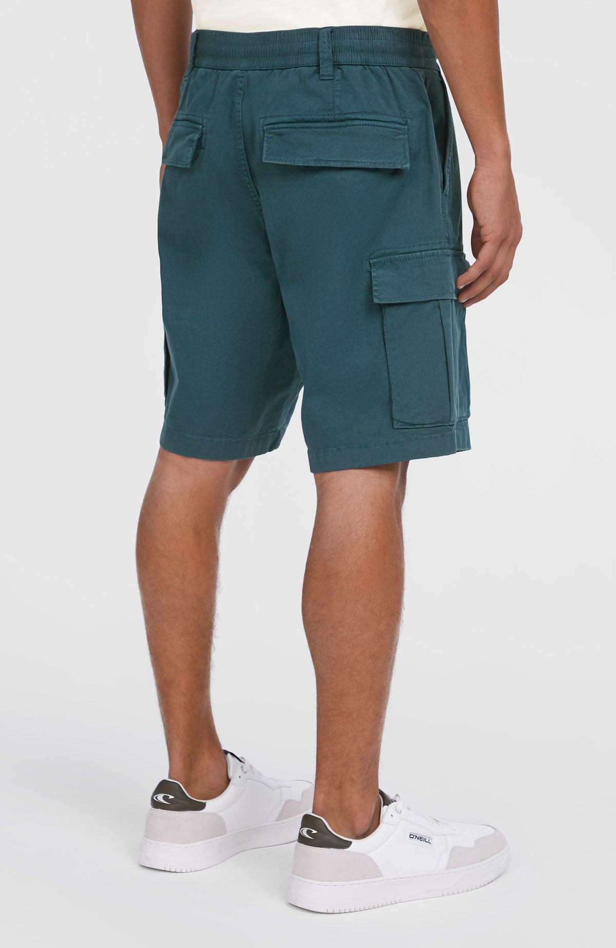 Essentials Cargo-Shorts für Herren, blau, Rückansicht am Model mit geklappten Taschen an der Rückseite