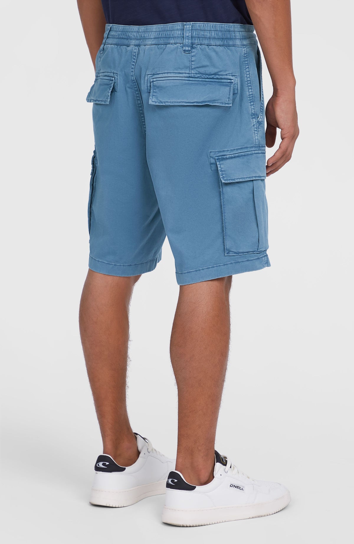 Essentials Cargo-Shorts für Herren, blau, Rückansicht am Model, elastischer Bund und Gesäßtaschen mit Klappe