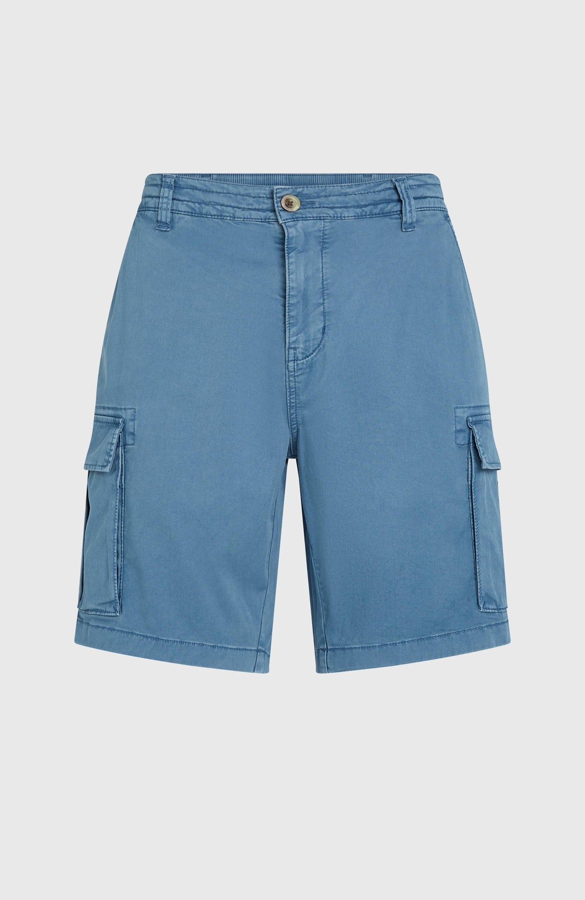 Blaue Essentials Cargo-Shorts für Herren, flach liegend von vorne, seitliche Pattentaschen und Verschlussknopf