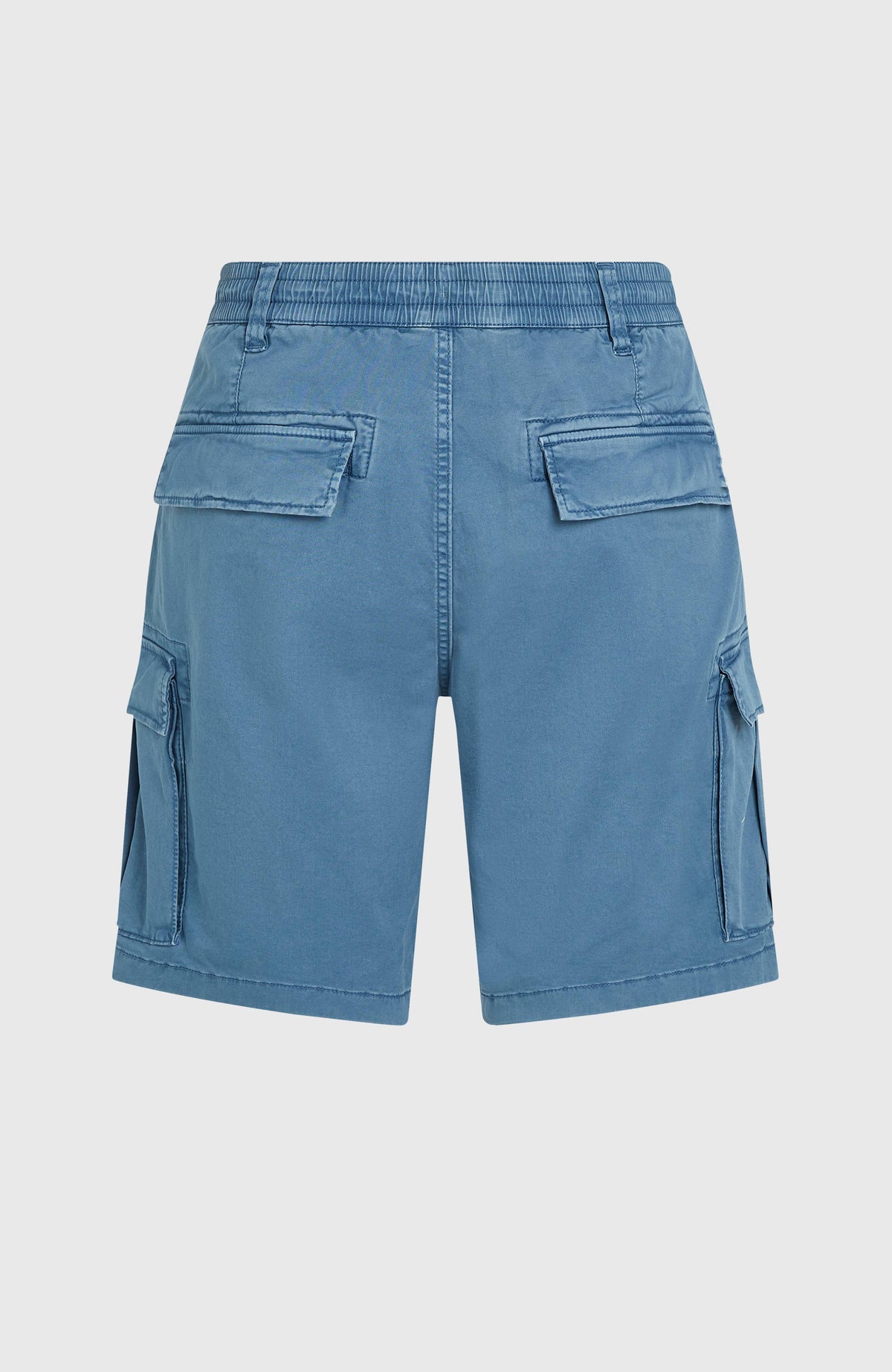 Blaue Essentials Cargo-Shorts für Herren, flach liegend von hinten, zwei Gesäßtaschen mit Patten und Steppnähte