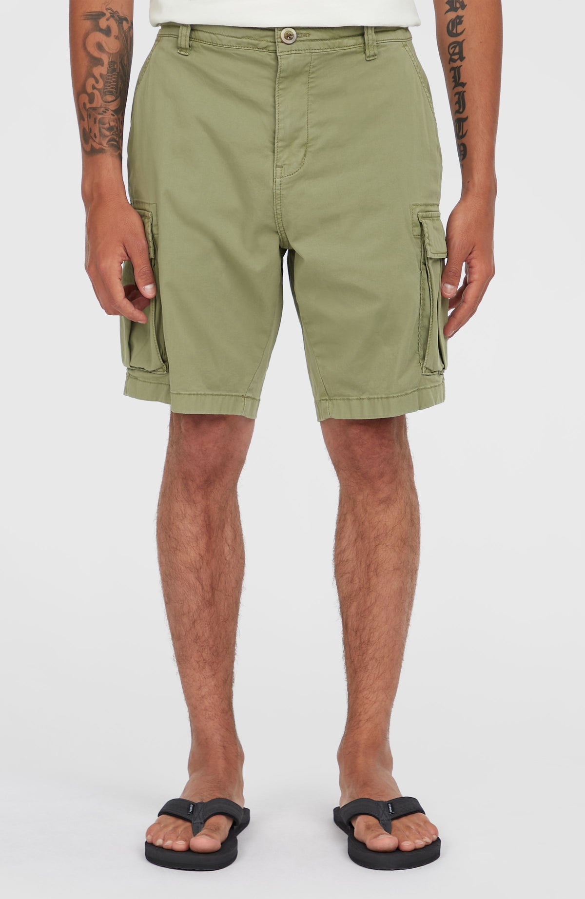 Essentials Cargo-Shorts für Herren, grün, Frontalansicht am Model mit Gürtelschlaufen und Knopfverschluss
