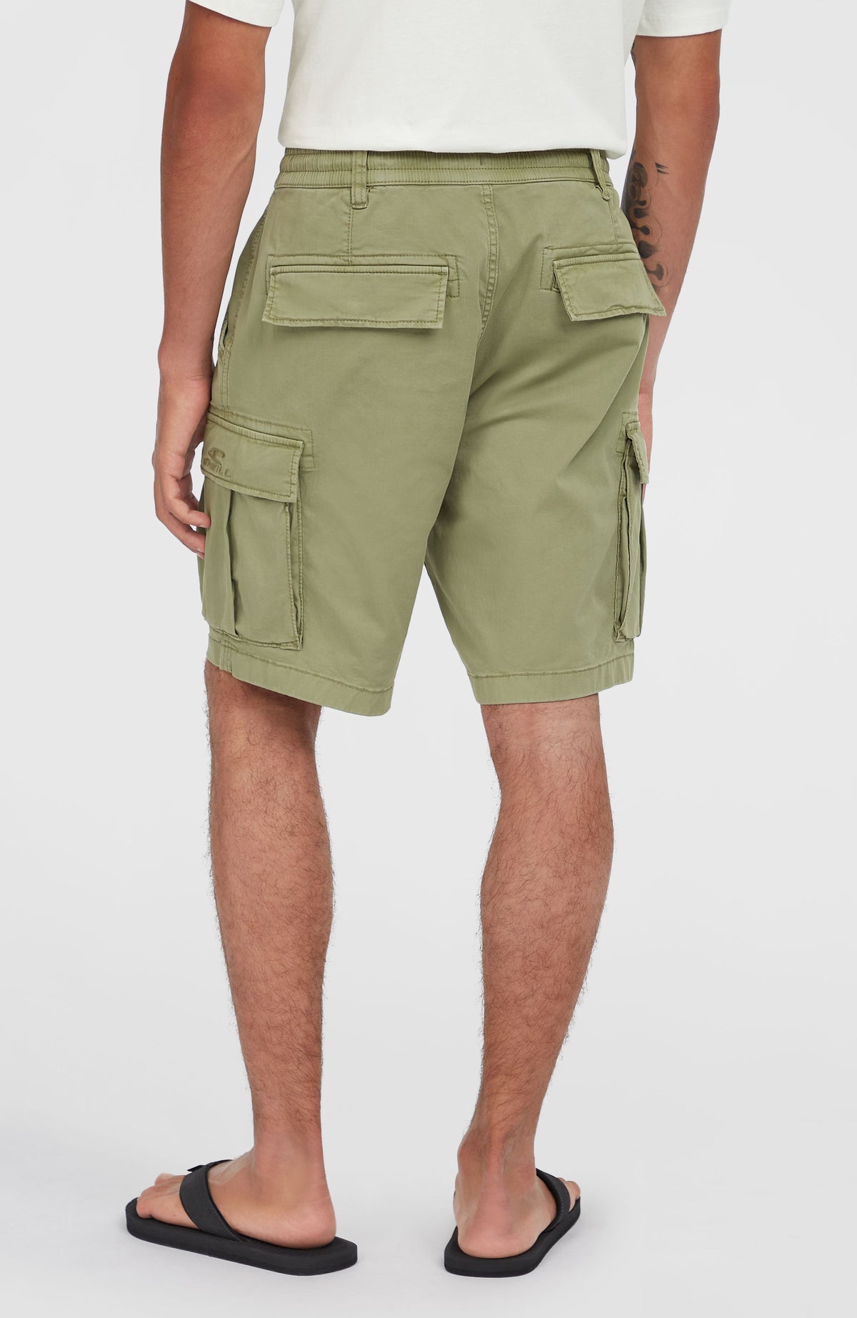 Essentials Cargo-Shorts für Herren, grün, Rückansicht am Model mit zwei Taschenklappen an der Rückseite