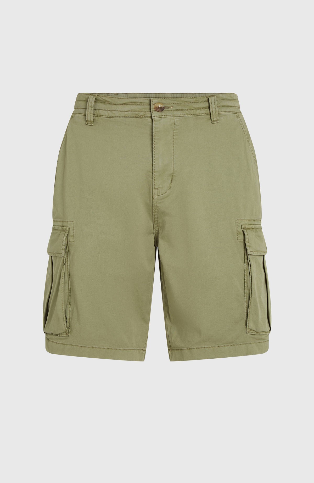 Grüne Essentials Cargo-Shorts für Herren, freigestellt von vorne mit Verschlussknopf und Seitentaschen