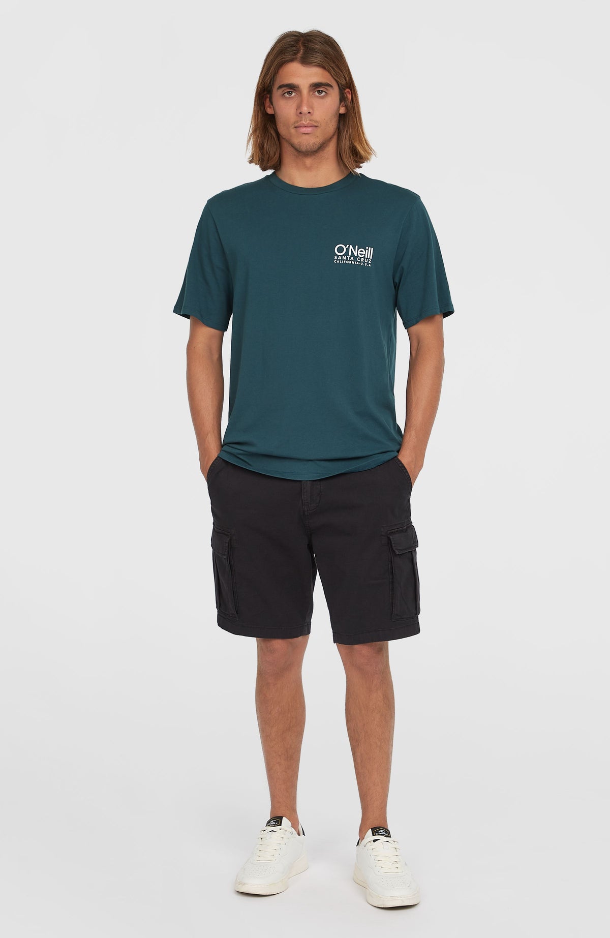 O'Neill Essentials Cargo-Shorts für Herren, schwarz, getragen am Model, Vorderansicht mit seitlichen Taschen