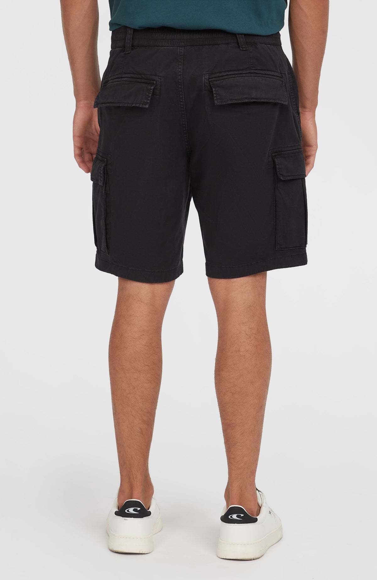 Essentials Cargo-Shorts für Herren, schwarz, getragen am Model, Rückansicht mit zwei Gesäßtaschen mit Klappe