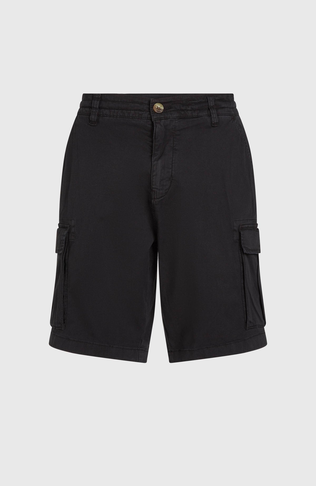 Essentials Cargo-Shorts für Herren, schwarz, freigestellt von vorne, Hosenbund mit Knopf und Reißverschluss