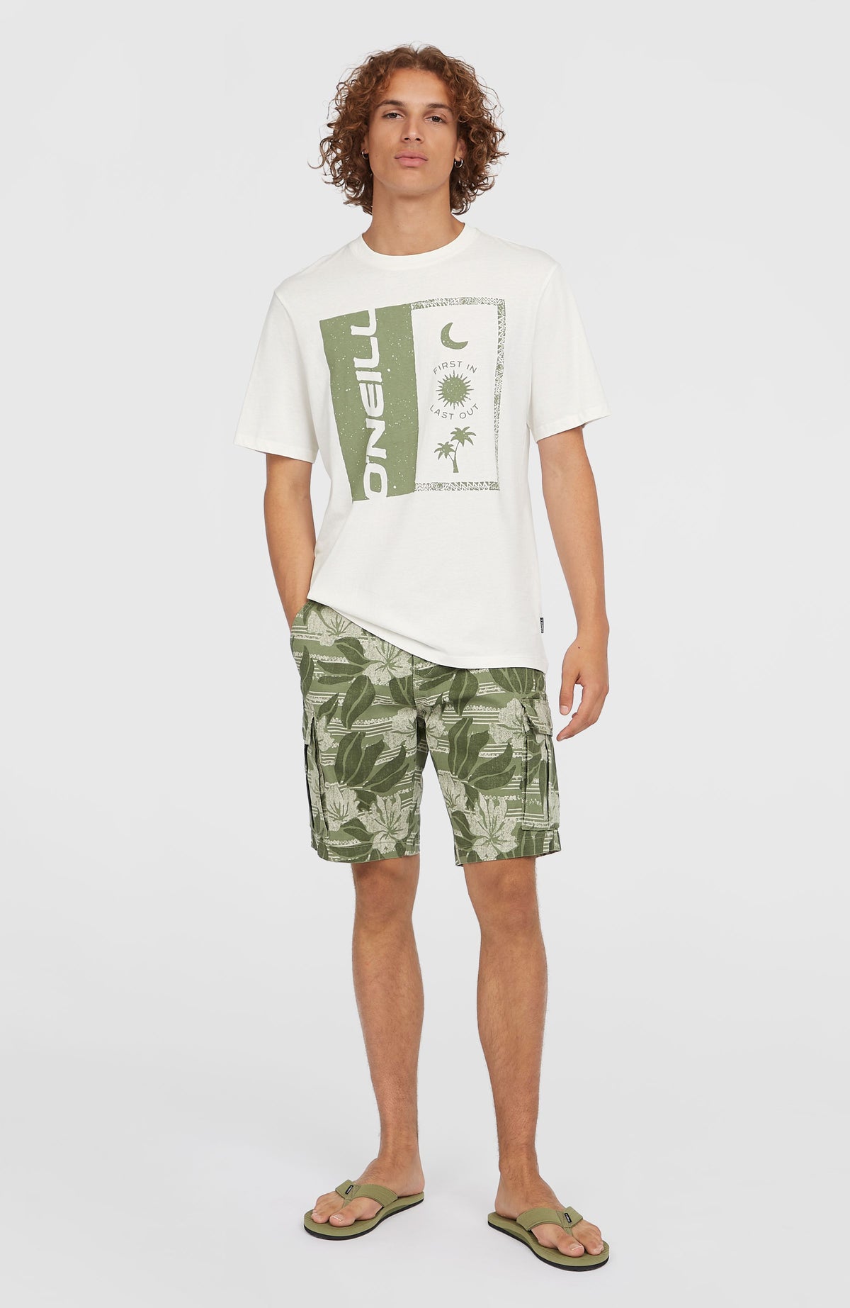 O'Neill Essentials Cargo-Shorts für Herren, grün mit Blumenmuster in Beige, Vorderansicht am Model