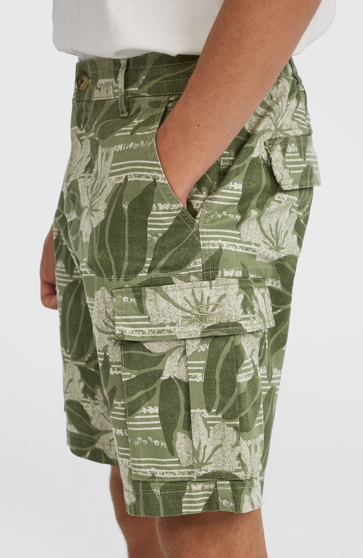 Essentials Cargo-Shorts für Herren, grün mit Blumenmuster in Beige, Seitenansicht mit Cargotasche am Model
