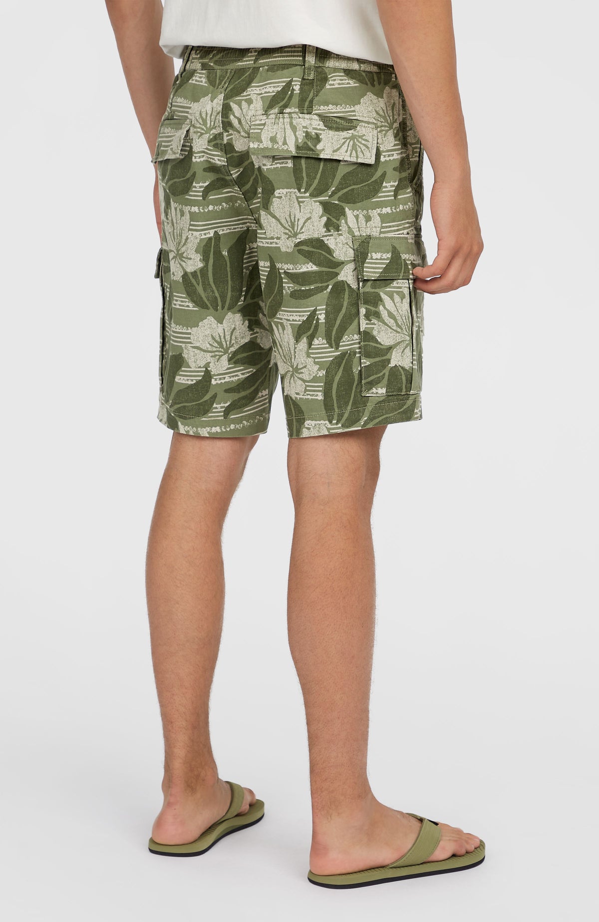 Essentials Cargo-Shorts für Herren, grün mit Blumenmuster in Beige, Rückansicht am Model mit Gesäßtaschen
