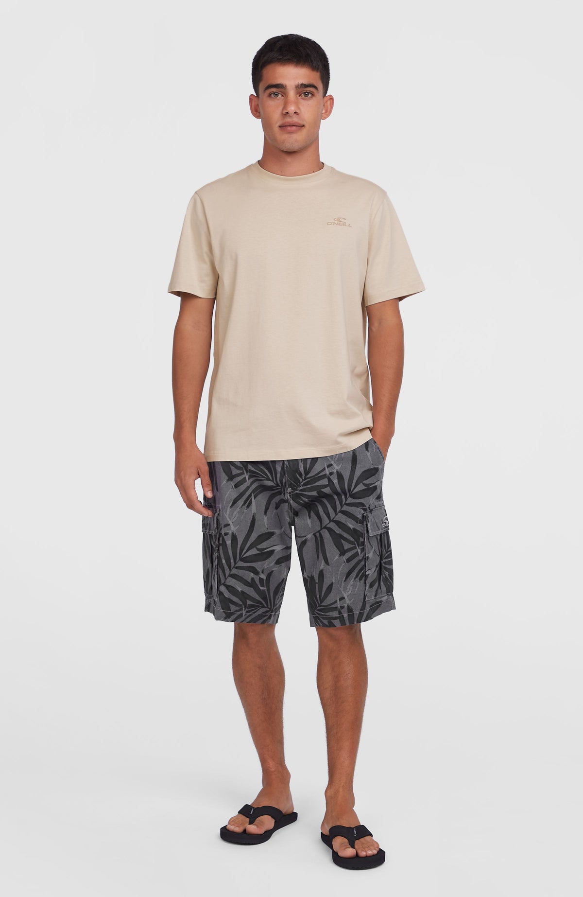O'Neill Essentials Cargo-Shorts für Herren, schwarz mit Blättermuster in Grau, Vorderansicht am Model