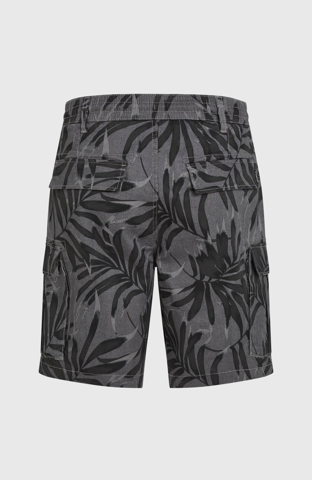 Essentials Cargo-Shorts für Herren, schwarz mit Blättermuster in Grau, freigestellt von hinten mit Gesäßtaschen