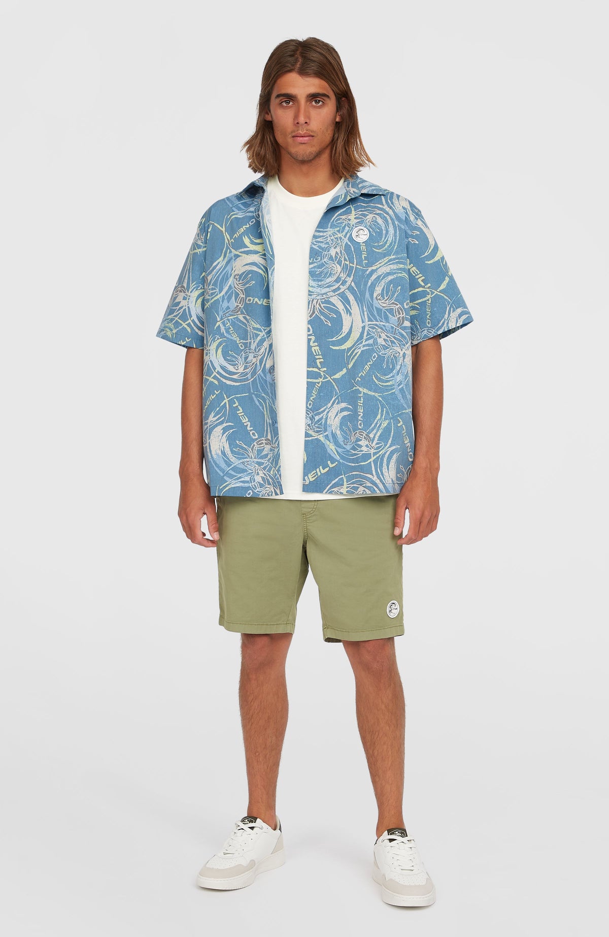 O'Neill O'Riginals Walk Shorts für Herren, grün, Vorderansicht am Model mit rundem Logo-Badge am Saum