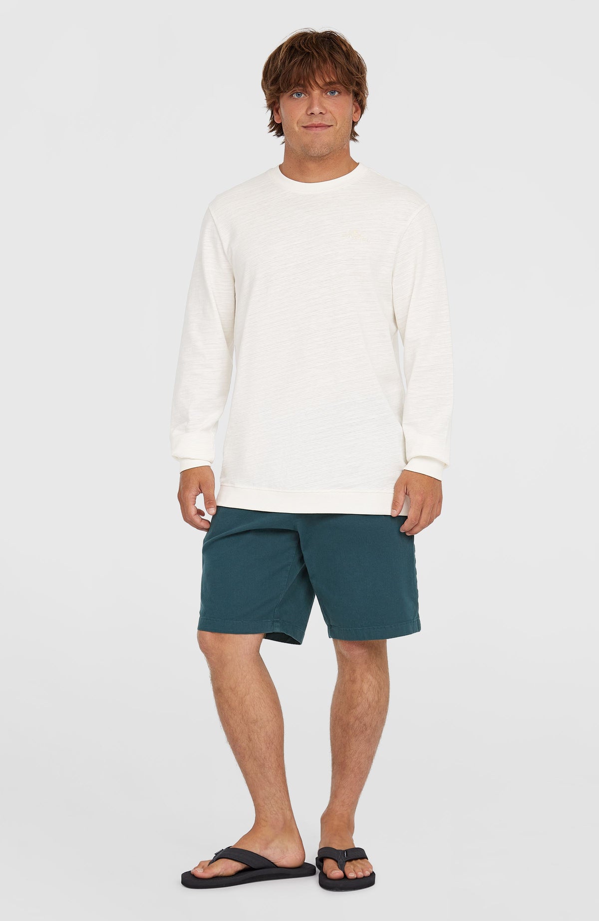 O'Neill Essentials Chino-Shorts für Herren, blau, getragen am Model, Ganzkörper-Vorderansicht