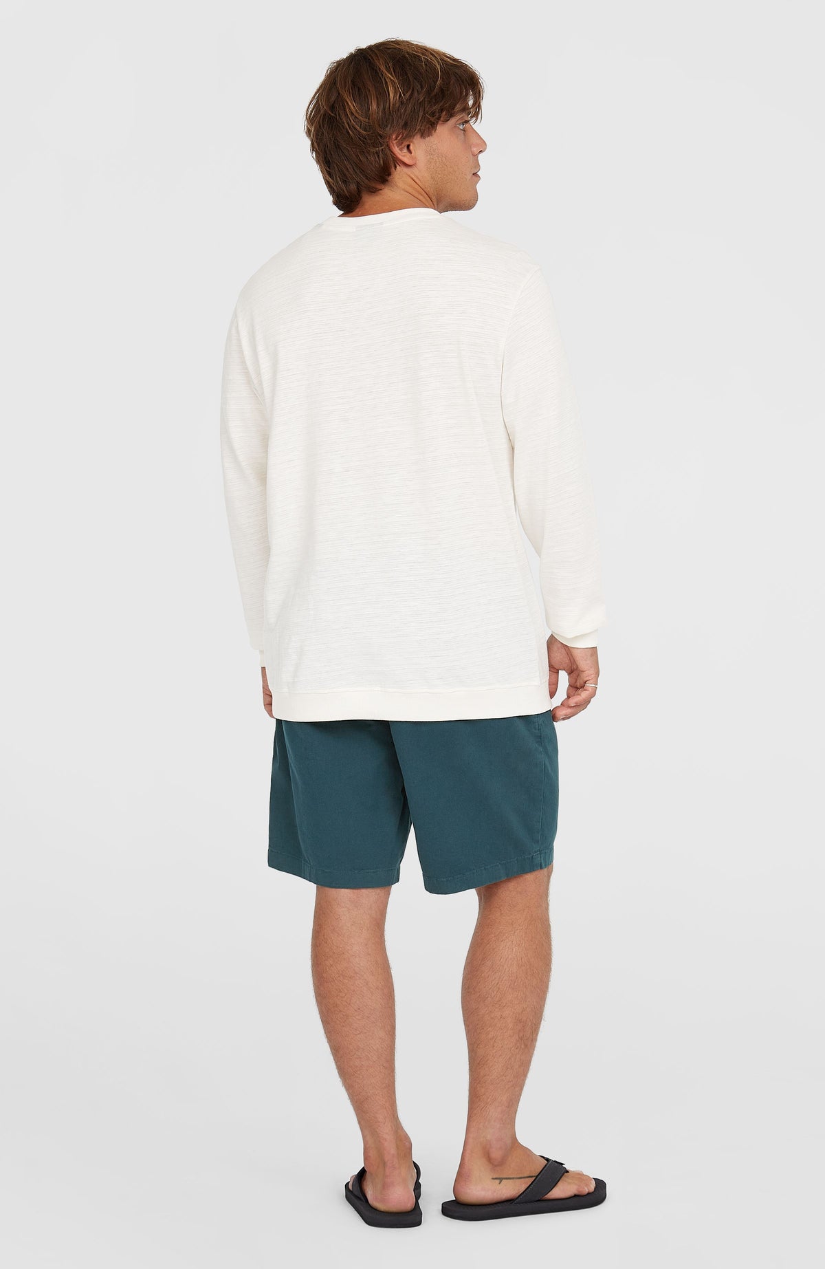 Essentials Chino-Shorts für Herren, blau, getragen am Model, Ganzkörper-Rückansicht
