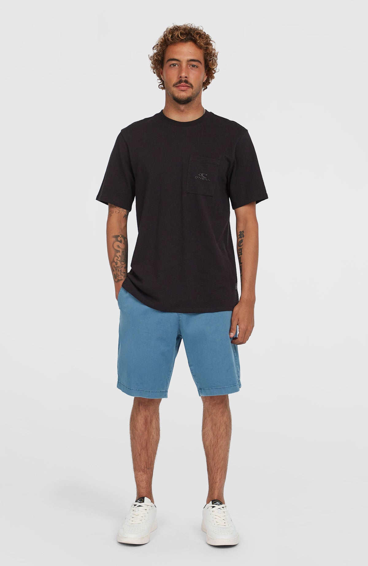 O'Neill Essentials Chino-Shorts für Herren, blau, vollständige Vorderansicht am Model